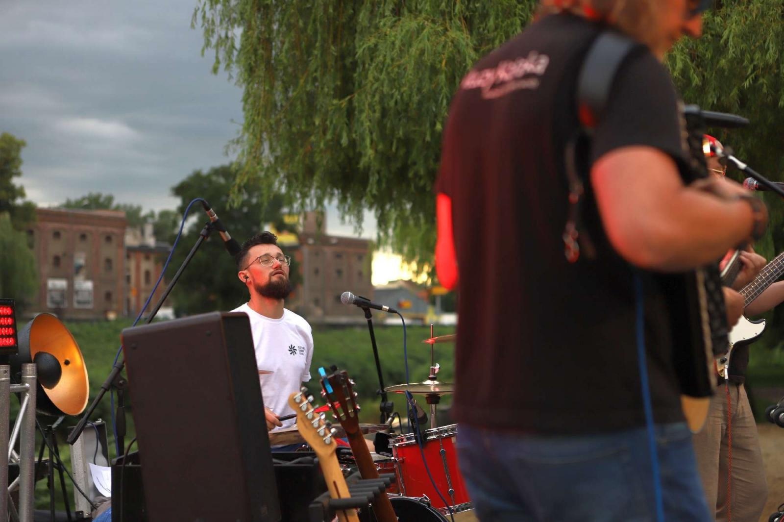 Zdjęcie w galerii na portalu naszraciborz.pl: Muzykowanie i wodowanie na bulwarach wiadomości z regionu