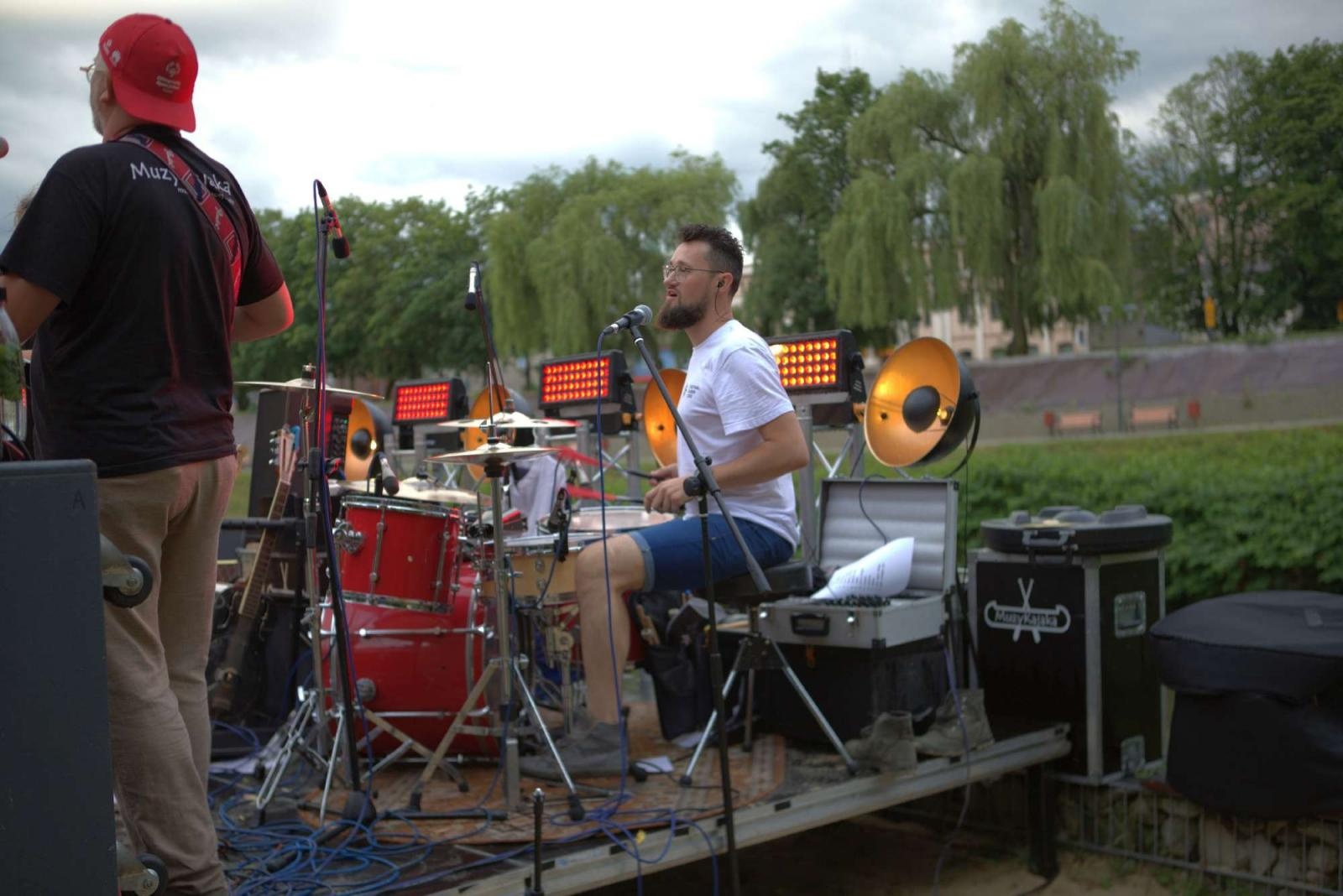 Zdjęcie w galerii na portalu naszraciborz.pl: Muzykowanie i wodowanie na bulwarach wiadomości z regionu