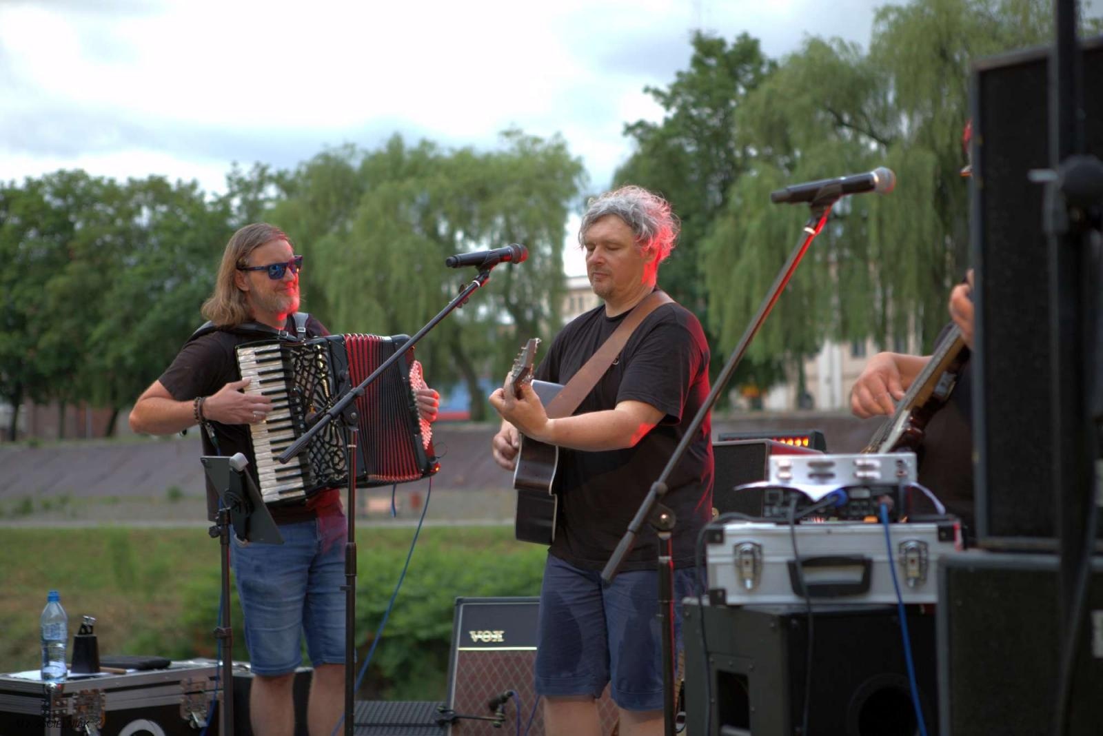 Zdjęcie w galerii na portalu naszraciborz.pl: Muzykowanie i wodowanie na bulwarach wiadomości z regionu