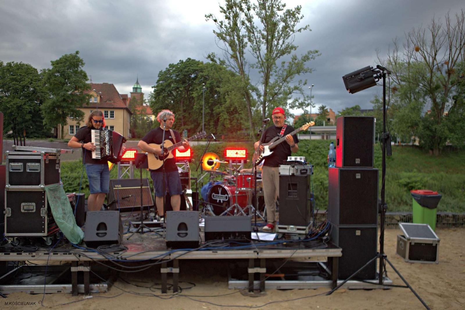 Zdjęcie w galerii na portalu naszraciborz.pl: Muzykowanie i wodowanie na bulwarach wiadomości z regionu