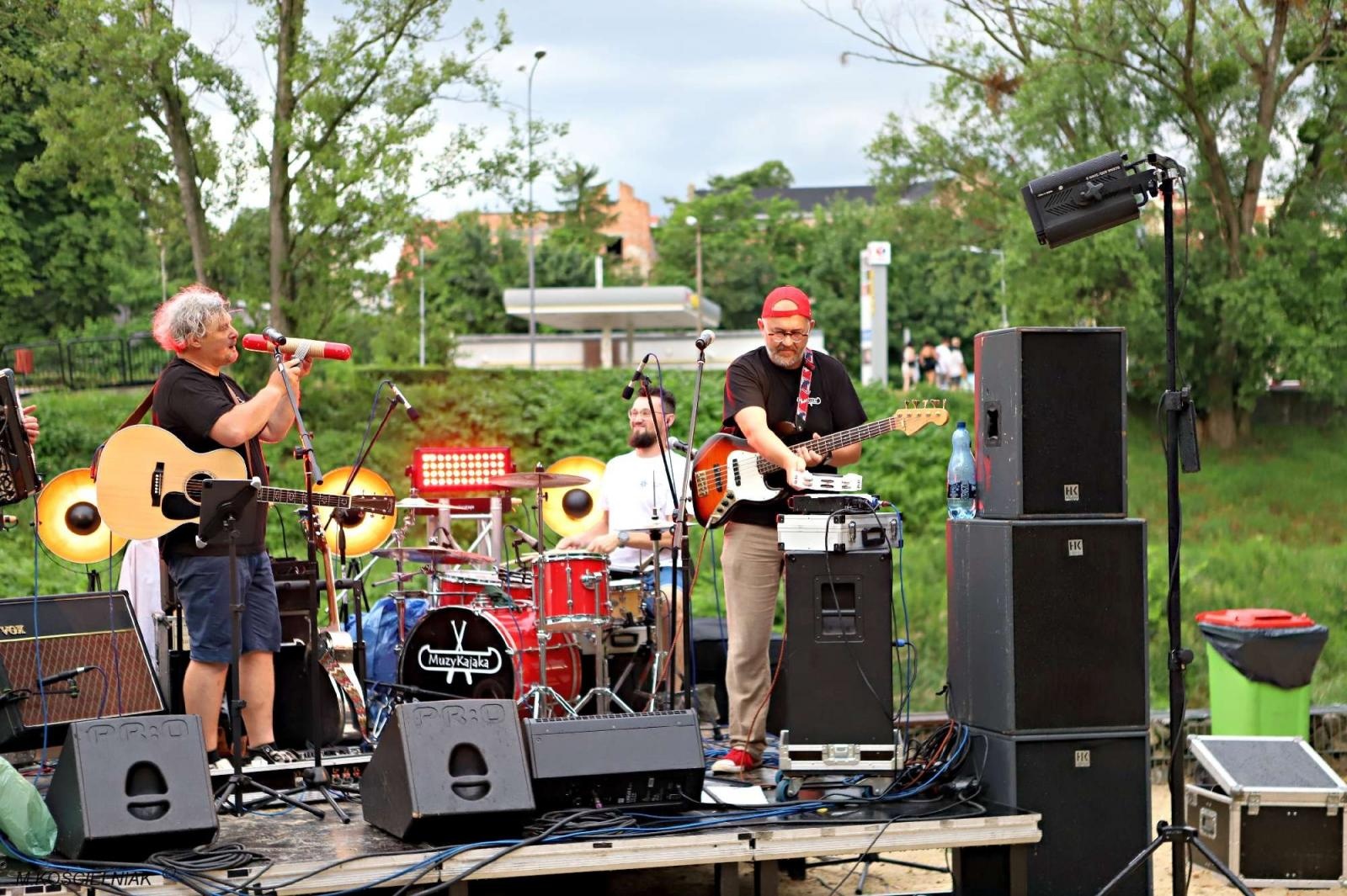 Zdjęcie w galerii na portalu naszraciborz.pl: Muzykowanie i wodowanie na bulwarach wiadomości z regionu