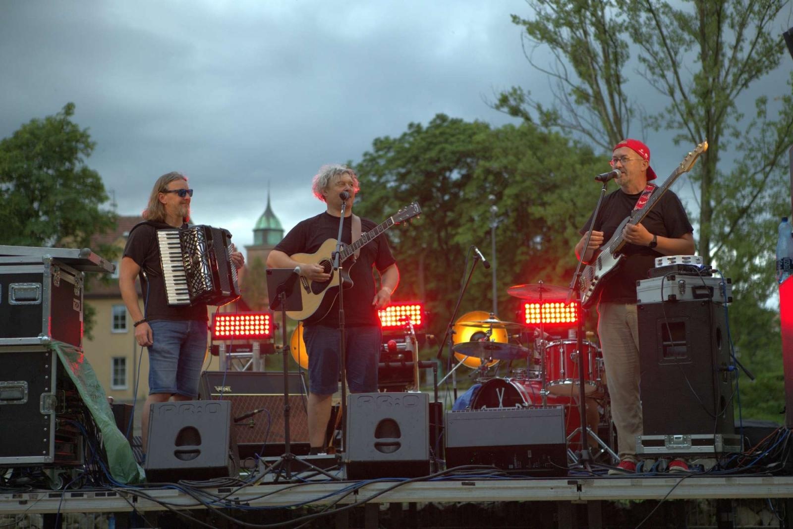 Zdjęcie w galerii na portalu naszraciborz.pl: Muzykowanie i wodowanie na bulwarach wiadomości z regionu
