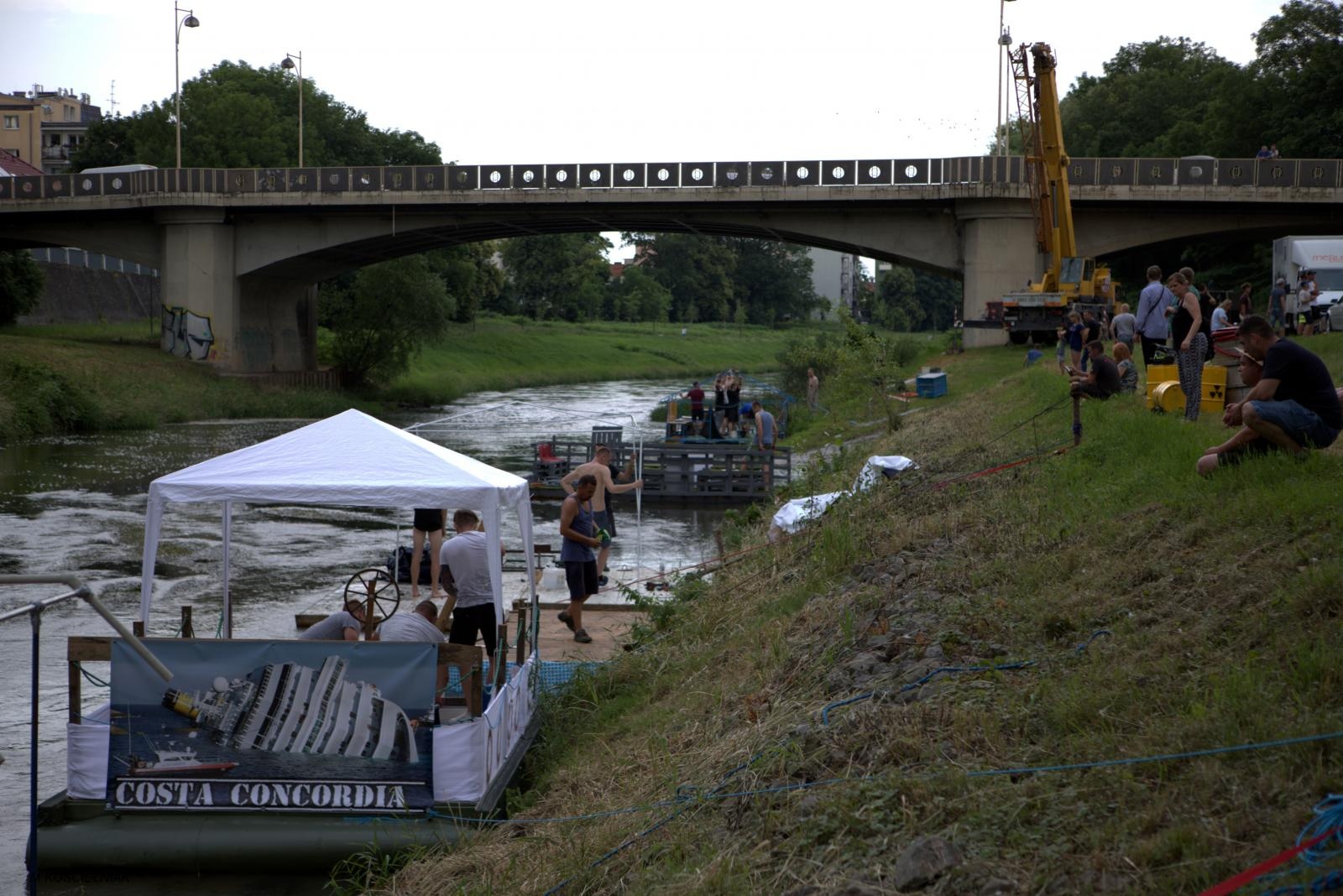 Zdjęcie w galerii na portalu naszraciborz.pl: Muzykowanie i wodowanie na bulwarach wiadomości z regionu