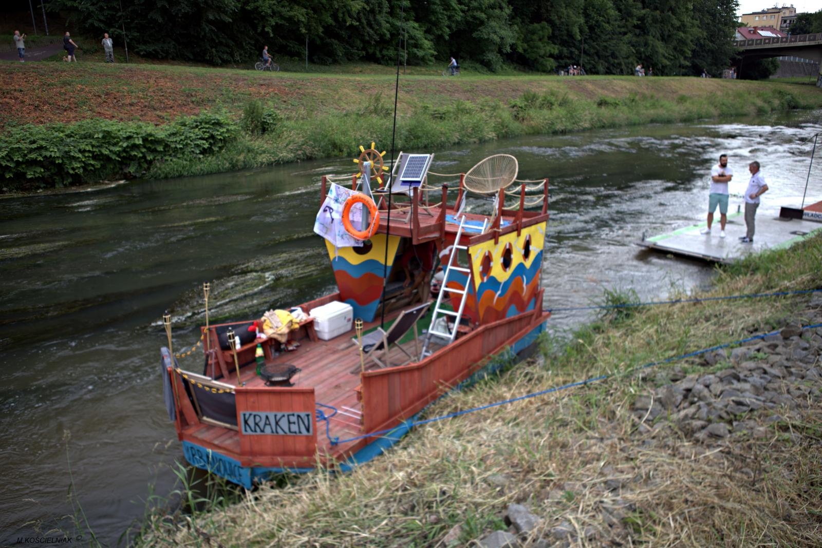 Zdjęcie w galerii na portalu naszraciborz.pl: Muzykowanie i wodowanie na bulwarach wiadomości z regionu