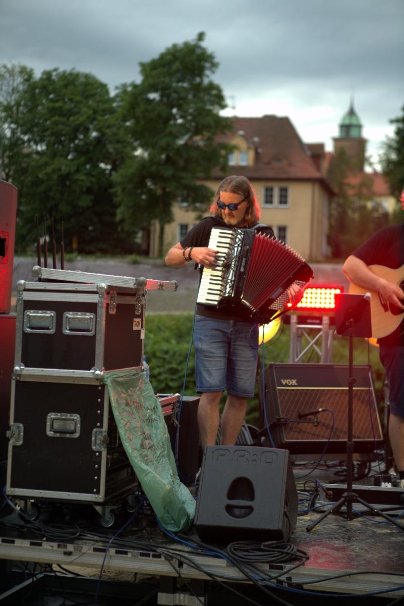 Zdjęcie w galerii na portalu naszraciborz.pl: Muzykowanie i wodowanie na bulwarach wiadomości z regionu