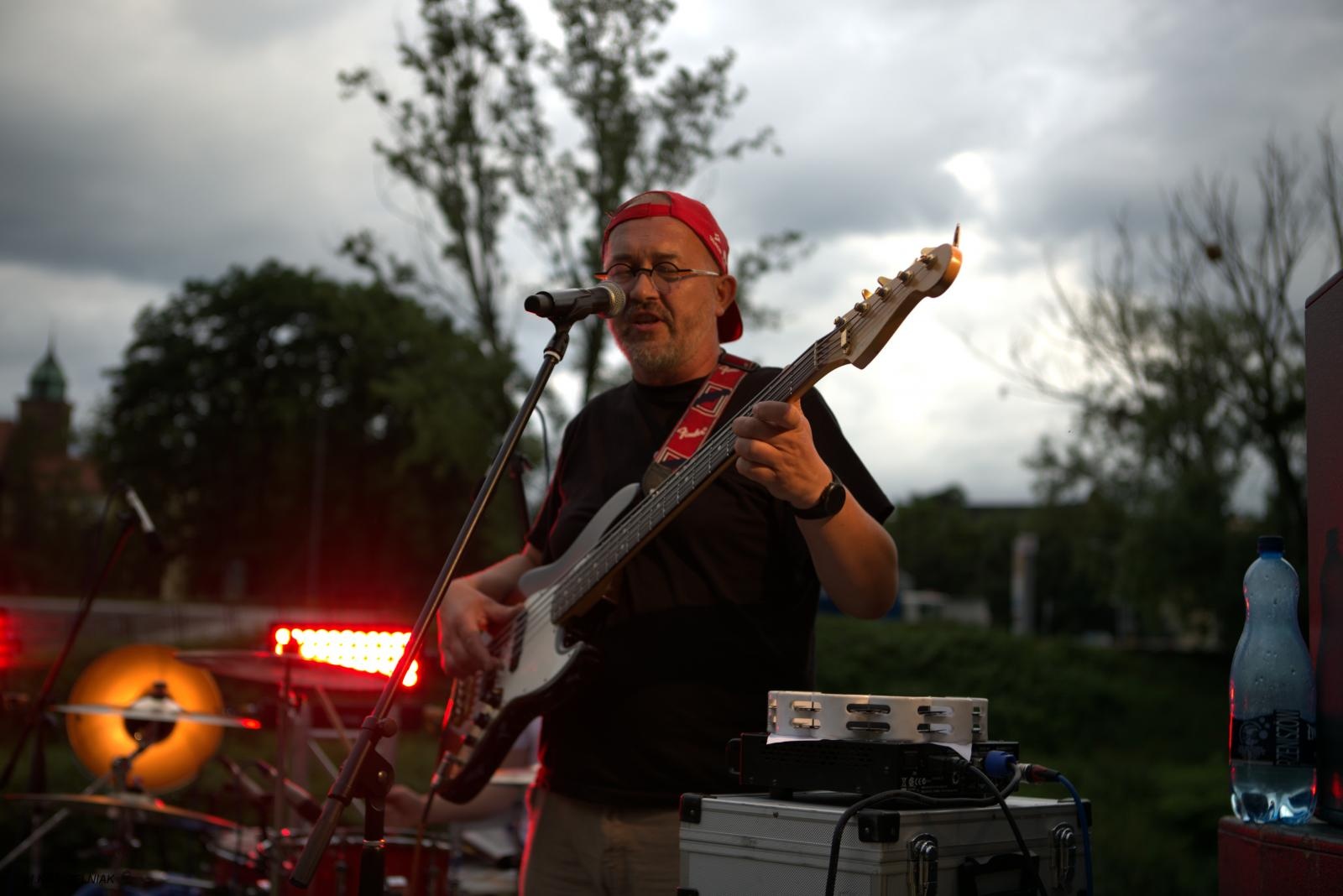 Zdjęcie w galerii na portalu naszraciborz.pl: Muzykowanie i wodowanie na bulwarach wiadomości z regionu