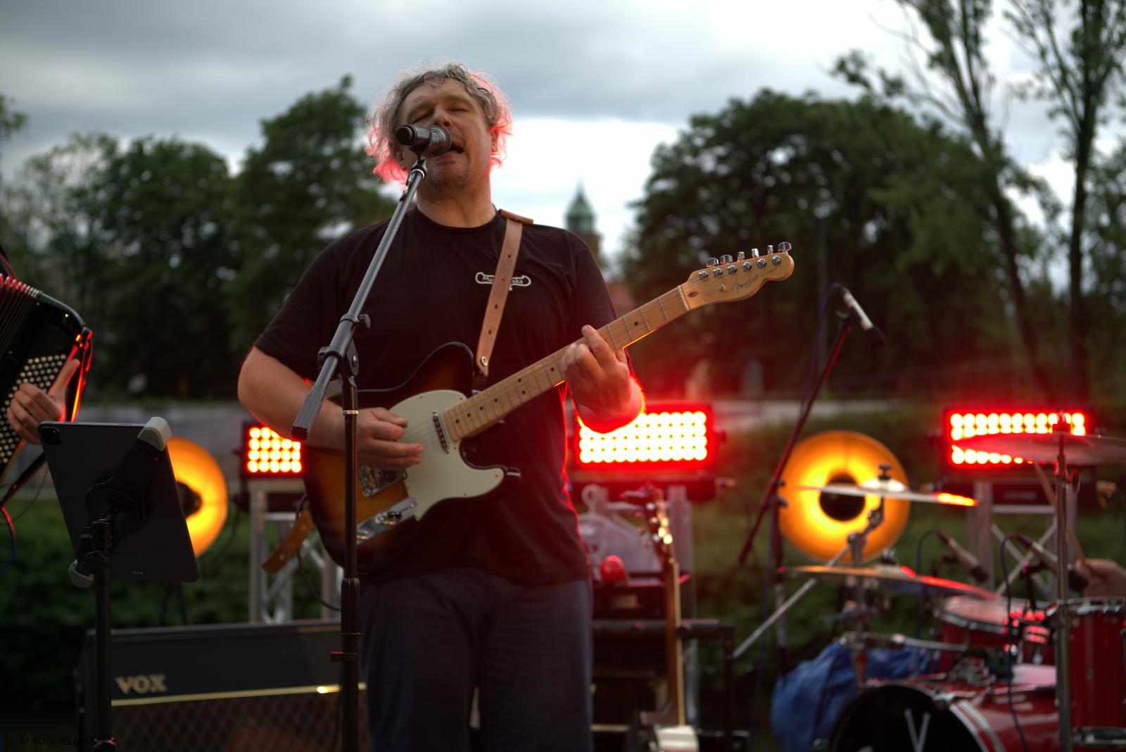 Zdjęcie w galerii na portalu naszraciborz.pl: Muzykowanie i wodowanie na bulwarach wiadomości z regionu