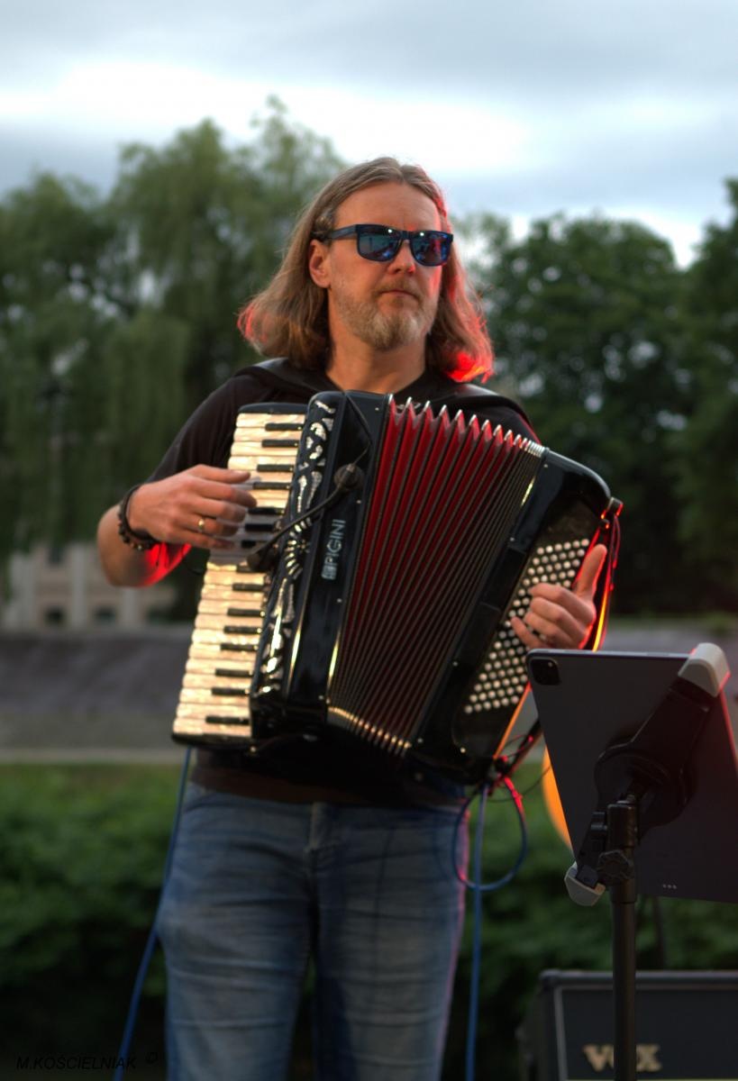 Zdjęcie w galerii na portalu naszraciborz.pl: Muzykowanie i wodowanie na bulwarach wiadomości z regionu
