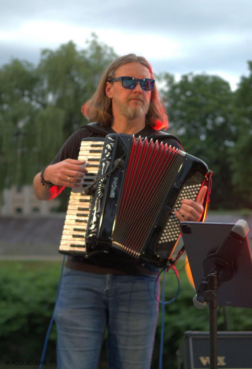 Zdjęcie w galerii na portalu naszraciborz.pl: Muzykowanie i wodowanie na bulwarach wiadomości z regionu