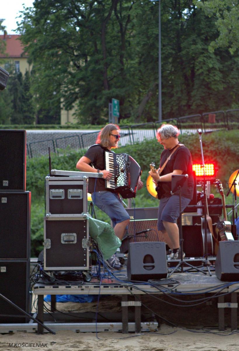Zdjęcie w galerii na portalu naszraciborz.pl: Muzykowanie i wodowanie na bulwarach wiadomości z regionu