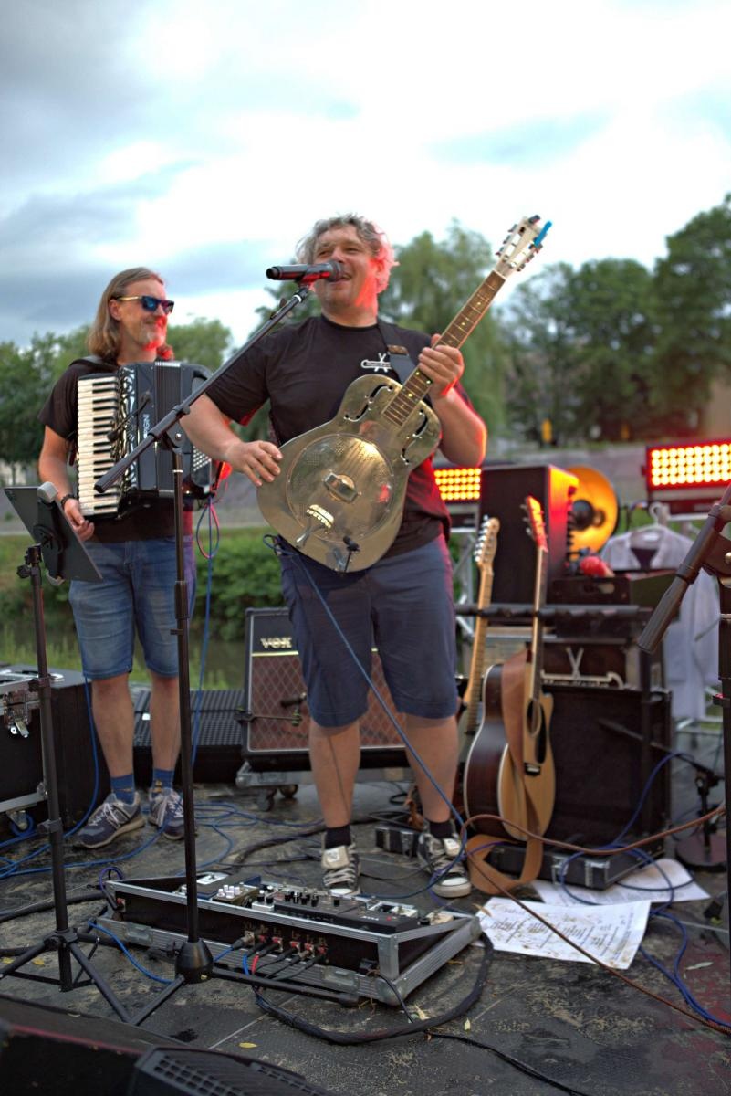 Zdjęcie w galerii na portalu naszraciborz.pl: Muzykowanie i wodowanie na bulwarach wiadomości z regionu