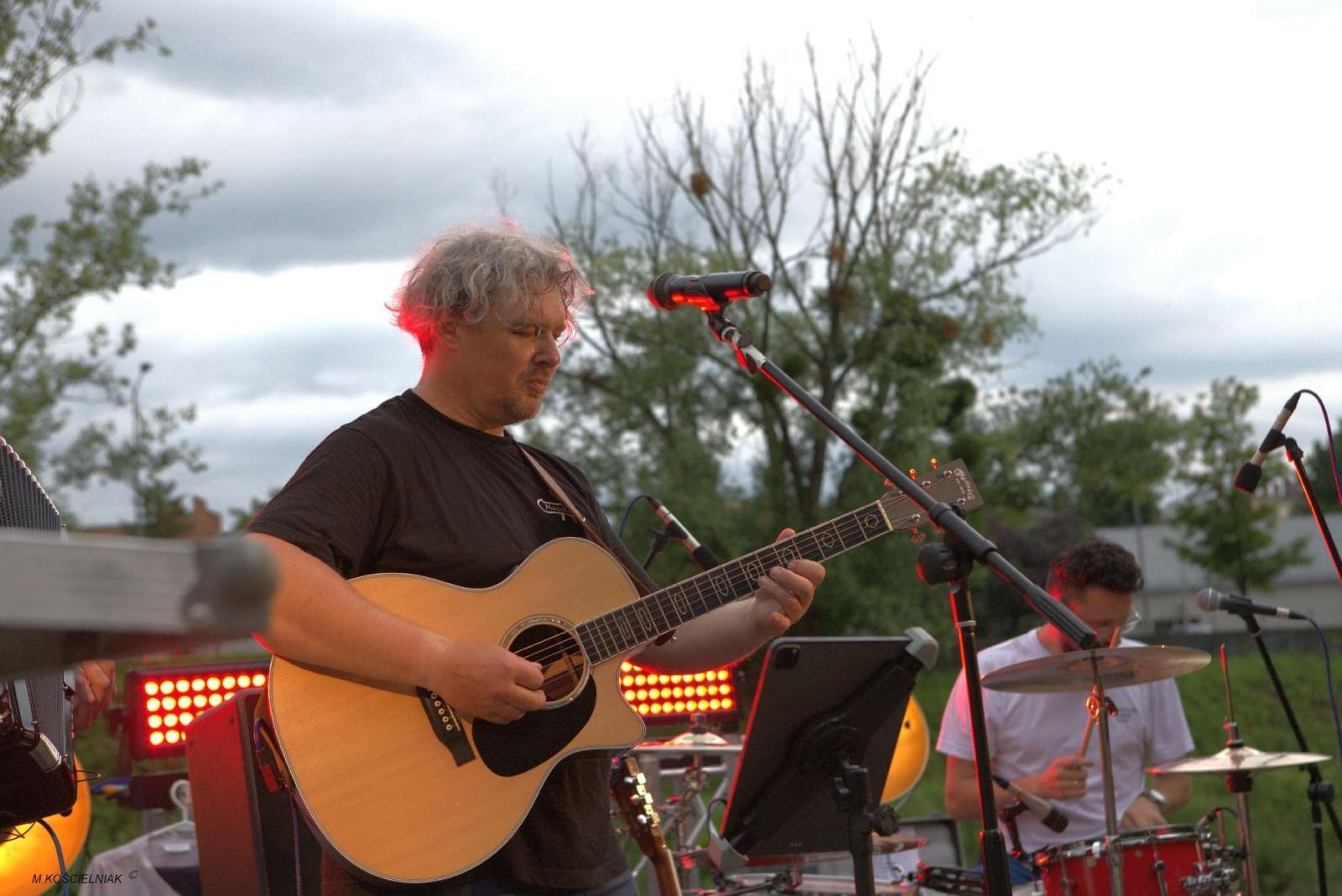 Zdjęcie w galerii na portalu naszraciborz.pl: Muzykowanie i wodowanie na bulwarach wiadomości z regionu