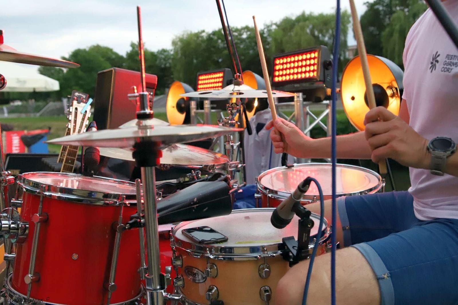 Zdjęcie w galerii na portalu naszraciborz.pl: Muzykowanie i wodowanie na bulwarach wiadomości z regionu