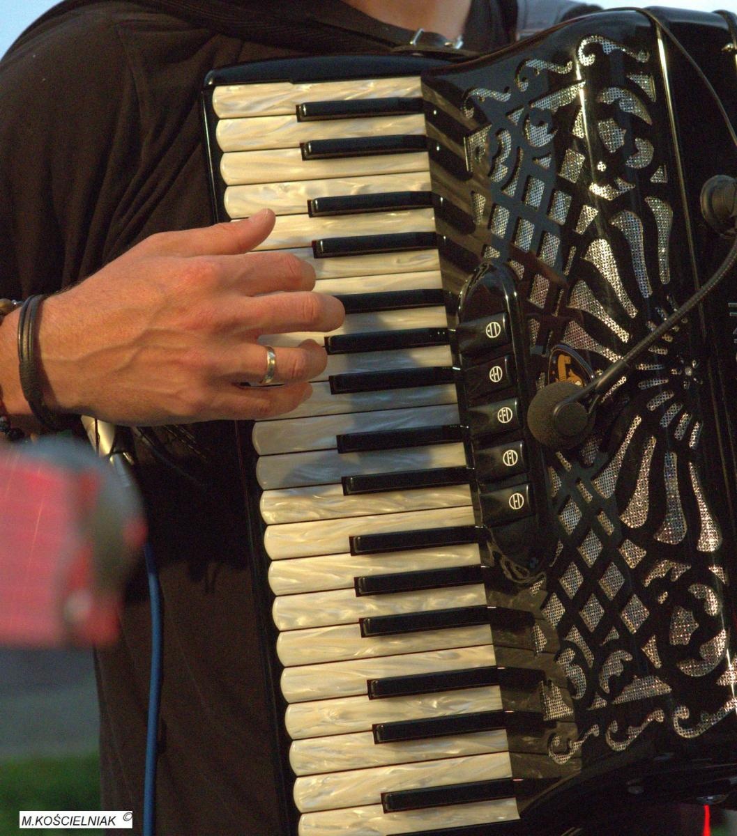 Zdjęcie w galerii na portalu naszraciborz.pl: Muzykowanie i wodowanie na bulwarach wiadomości z regionu