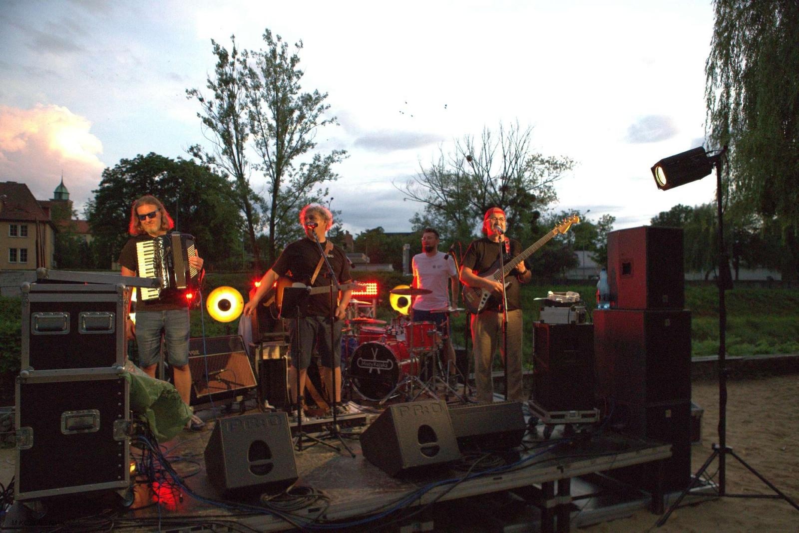 Zdjęcie w galerii na portalu naszraciborz.pl: Muzykowanie i wodowanie na bulwarach wiadomości z regionu