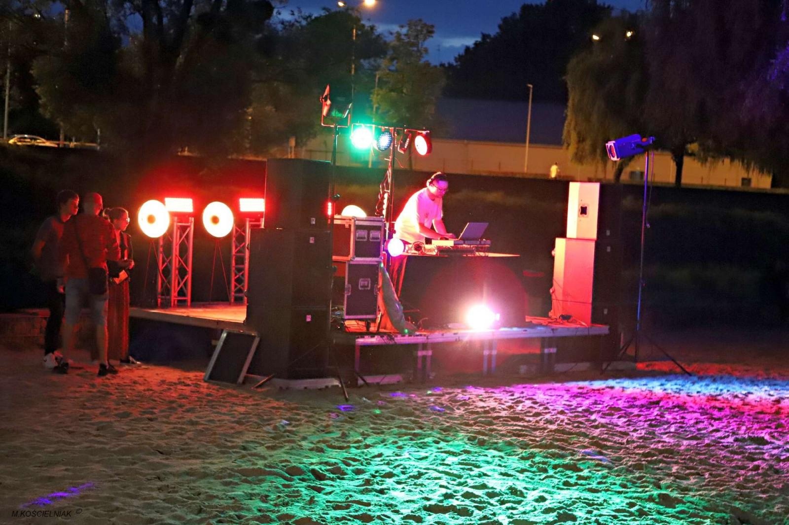 Zdjęcie w galerii na portalu naszraciborz.pl: Muzykowanie i wodowanie na bulwarach wiadomości z regionu