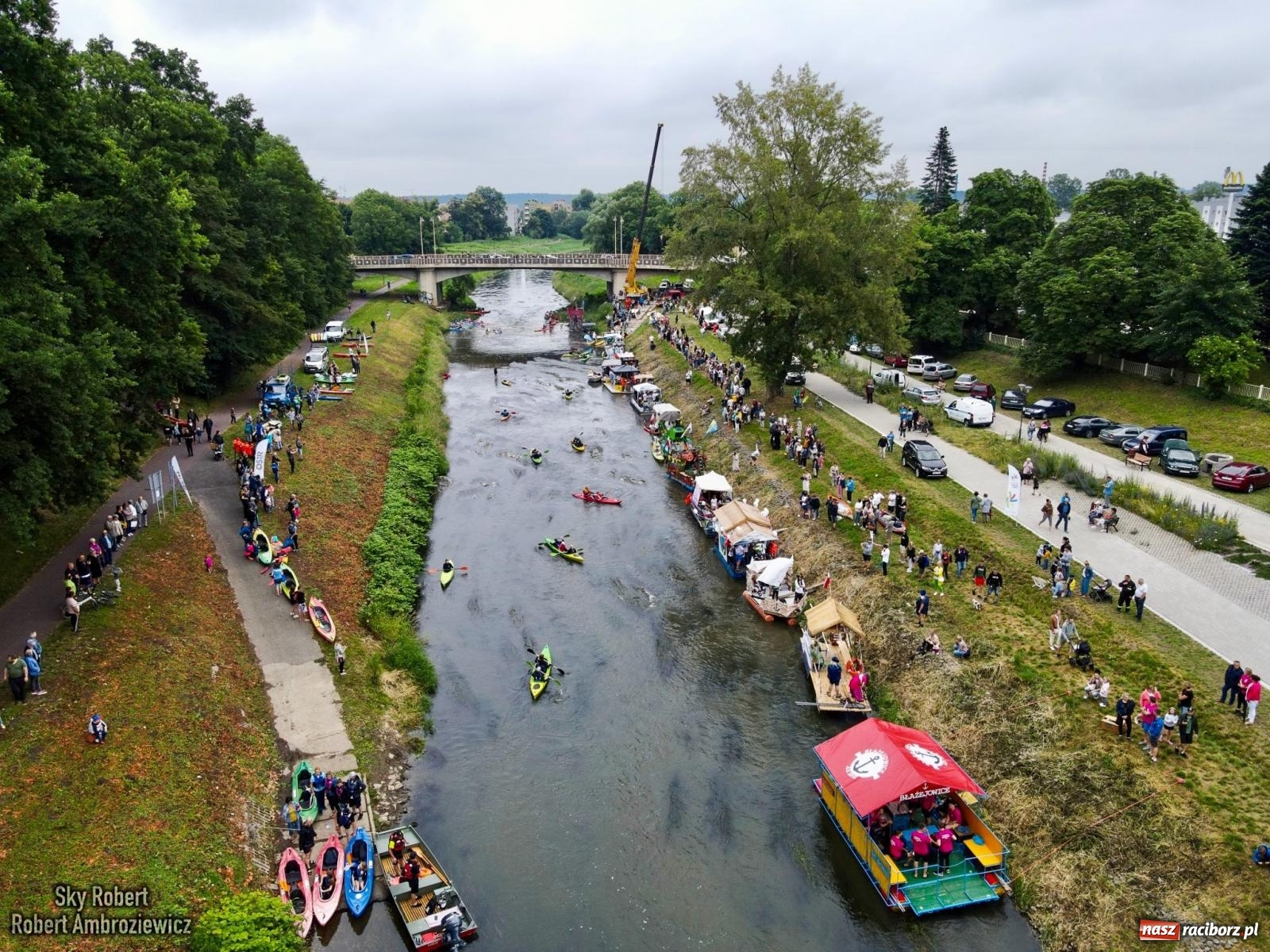 Zdjęcie w galerii na portalu naszraciborz.pl: Ponad trzydzieści pływadeł wypłynęło z Raciborza w stronę Kędzierzyna-Koźla [FOTO i WIDEO] wiadomości z regionu