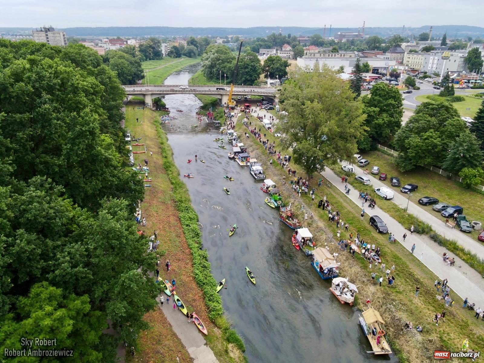 Zdjęcie w galerii na portalu naszraciborz.pl: Ponad trzydzieści pływadeł wypłynęło z Raciborza w stronę Kędzierzyna-Koźla [FOTO i WIDEO] wiadomości z regionu