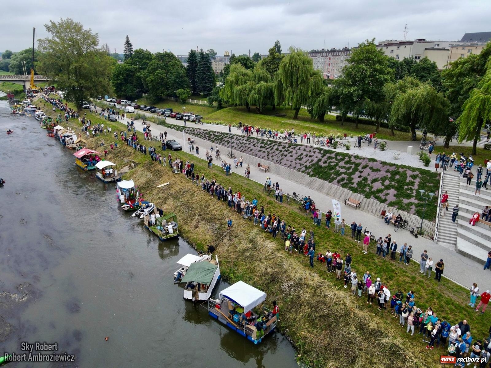 Zdjęcie w galerii na portalu naszraciborz.pl: Ponad trzydzieści pływadeł wypłynęło z Raciborza w stronę Kędzierzyna-Koźla [FOTO i WIDEO] wiadomości z regionu