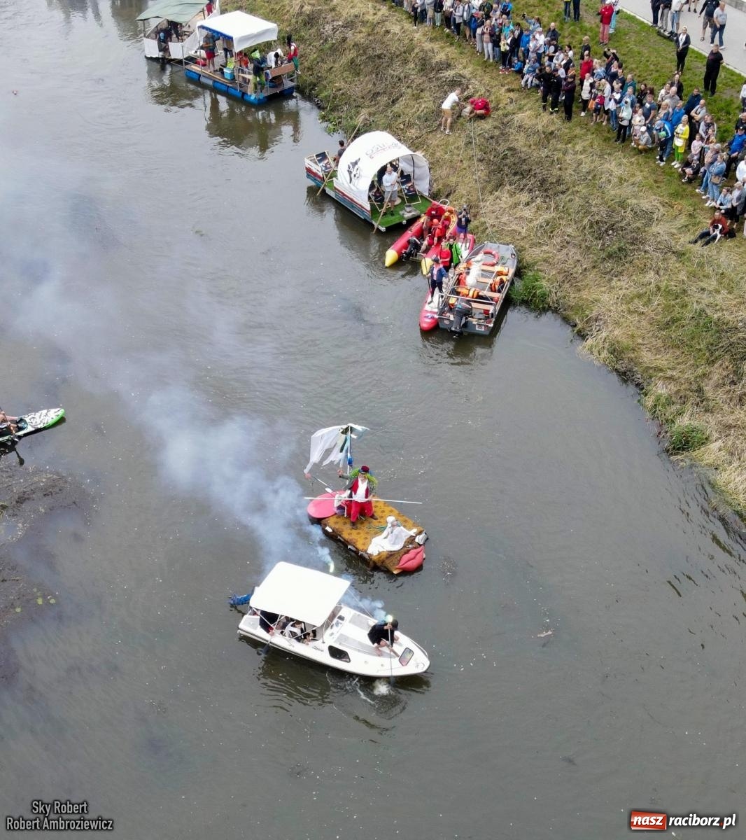 Zdjęcie w galerii na portalu naszraciborz.pl: Ponad trzydzieści pływadeł wypłynęło z Raciborza w stronę Kędzierzyna-Koźla [FOTO i WIDEO] wiadomości z regionu