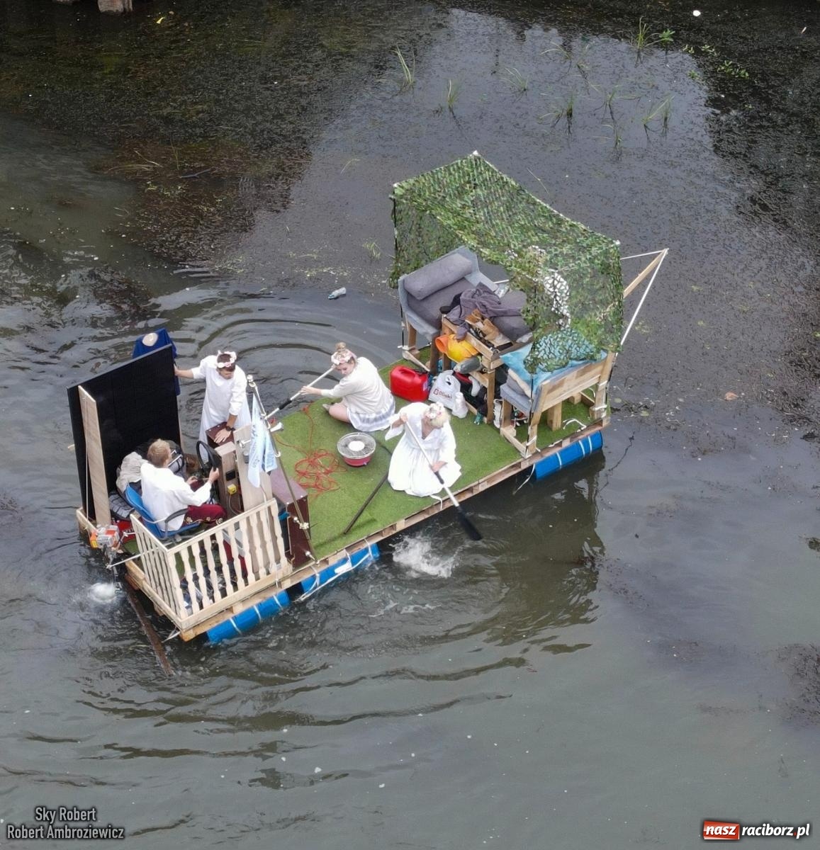 Zdjęcie w galerii na portalu naszraciborz.pl: Ponad trzydzieści pływadeł wypłynęło z Raciborza w stronę Kędzierzyna-Koźla [FOTO i WIDEO] wiadomości z regionu