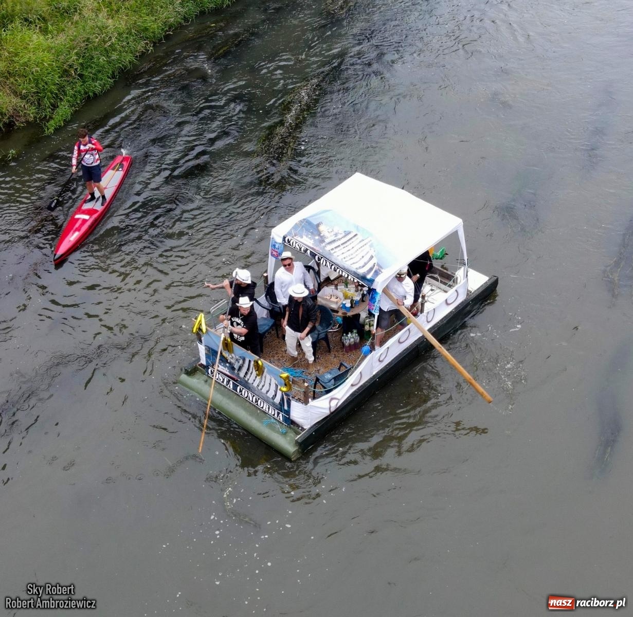 Zdjęcie w galerii na portalu naszraciborz.pl: Ponad trzydzieści pływadeł wypłynęło z Raciborza w stronę Kędzierzyna-Koźla [FOTO i WIDEO] wiadomości z regionu