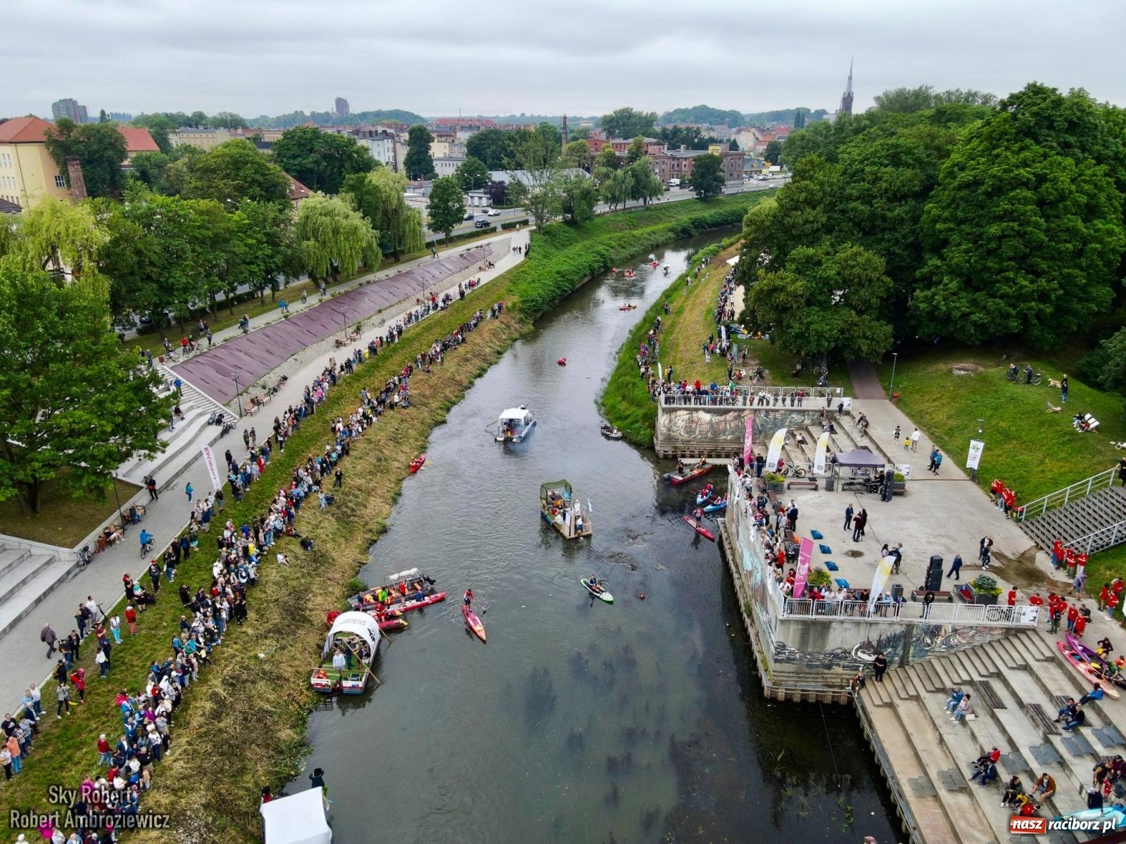 Zdjęcie w galerii na portalu naszraciborz.pl: Ponad trzydzieści pływadeł wypłynęło z Raciborza w stronę Kędzierzyna-Koźla [FOTO i WIDEO] wiadomości z regionu