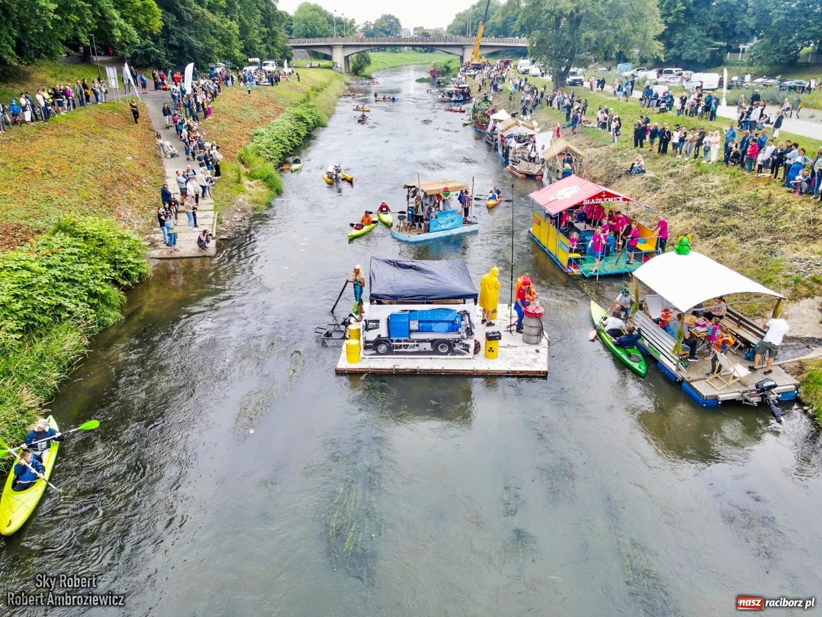 Zdjęcie w galerii na portalu naszraciborz.pl: Ponad trzydzieści pływadeł wypłynęło z Raciborza w stronę Kędzierzyna-Koźla [FOTO i WIDEO] wiadomości z regionu