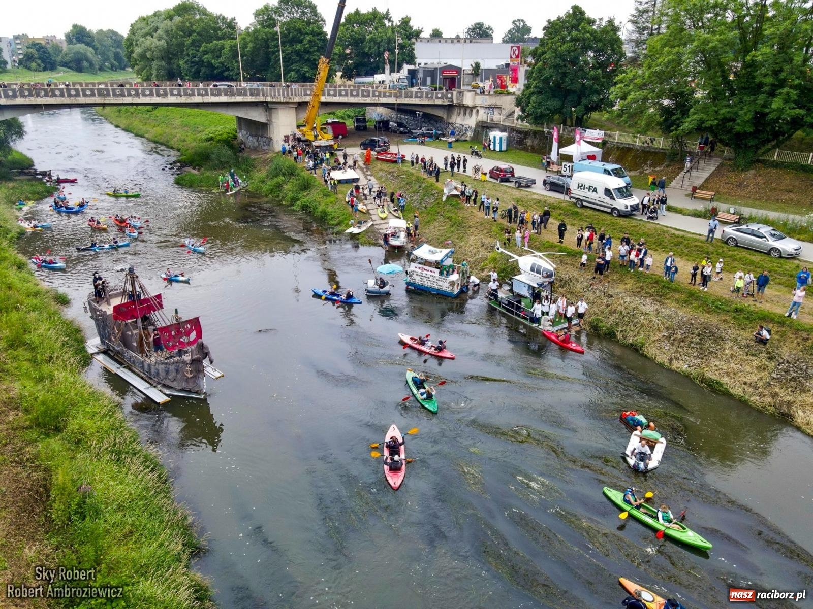 Zdjęcie w galerii na portalu naszraciborz.pl: Ponad trzydzieści pływadeł wypłynęło z Raciborza w stronę Kędzierzyna-Koźla [FOTO i WIDEO] wiadomości z regionu
