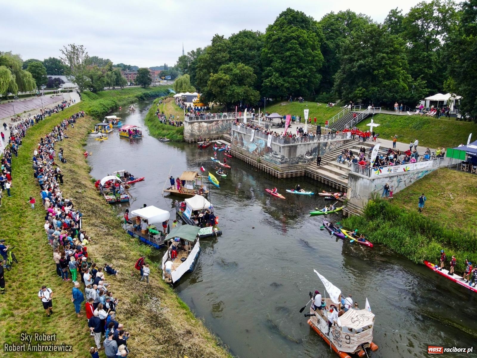 Zdjęcie w galerii na portalu naszraciborz.pl: Ponad trzydzieści pływadeł wypłynęło z Raciborza w stronę Kędzierzyna-Koźla [FOTO i WIDEO] wiadomości z regionu