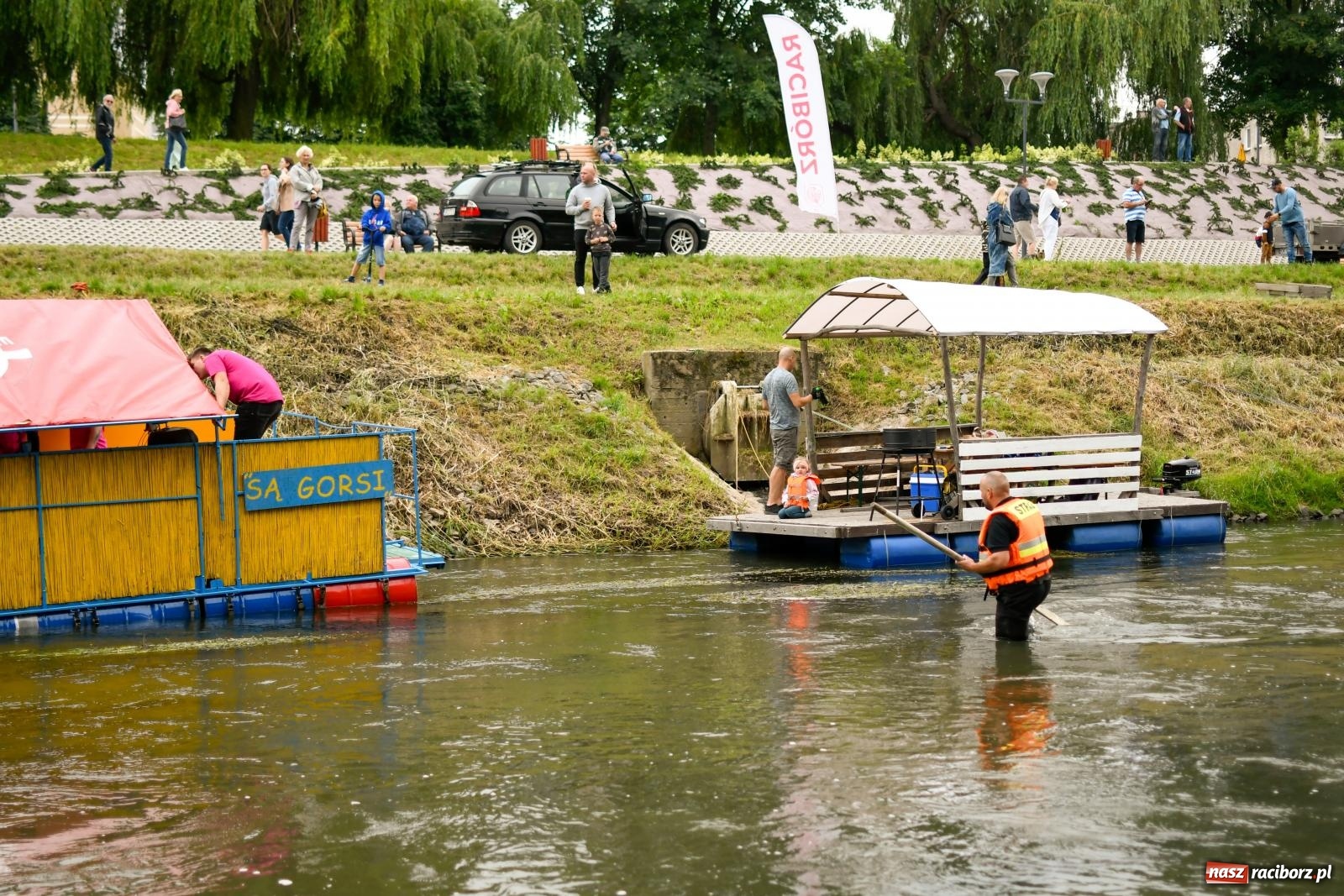 Zdjęcie w galerii na portalu naszraciborz.pl: Ponad trzydzieści pływadeł wypłynęło z Raciborza w stronę Kędzierzyna-Koźla [FOTO i WIDEO] wiadomości z regionu