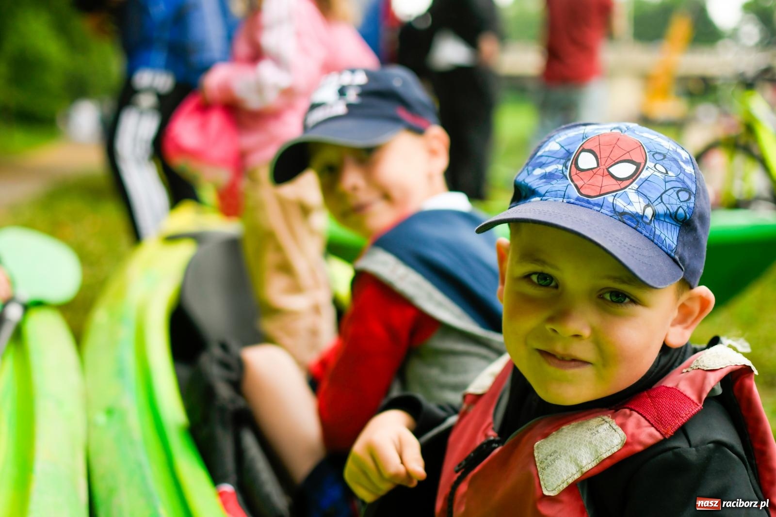 Zdjęcie w galerii na portalu naszraciborz.pl: Ponad trzydzieści pływadeł wypłynęło z Raciborza w stronę Kędzierzyna-Koźla [FOTO i WIDEO] wiadomości z regionu