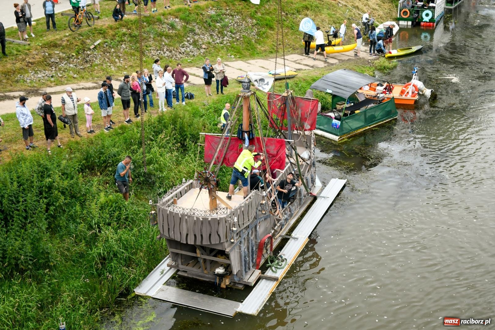 Zdjęcie w galerii na portalu naszraciborz.pl: Ponad trzydzieści pływadeł wypłynęło z Raciborza w stronę Kędzierzyna-Koźla [FOTO i WIDEO] wiadomości z regionu