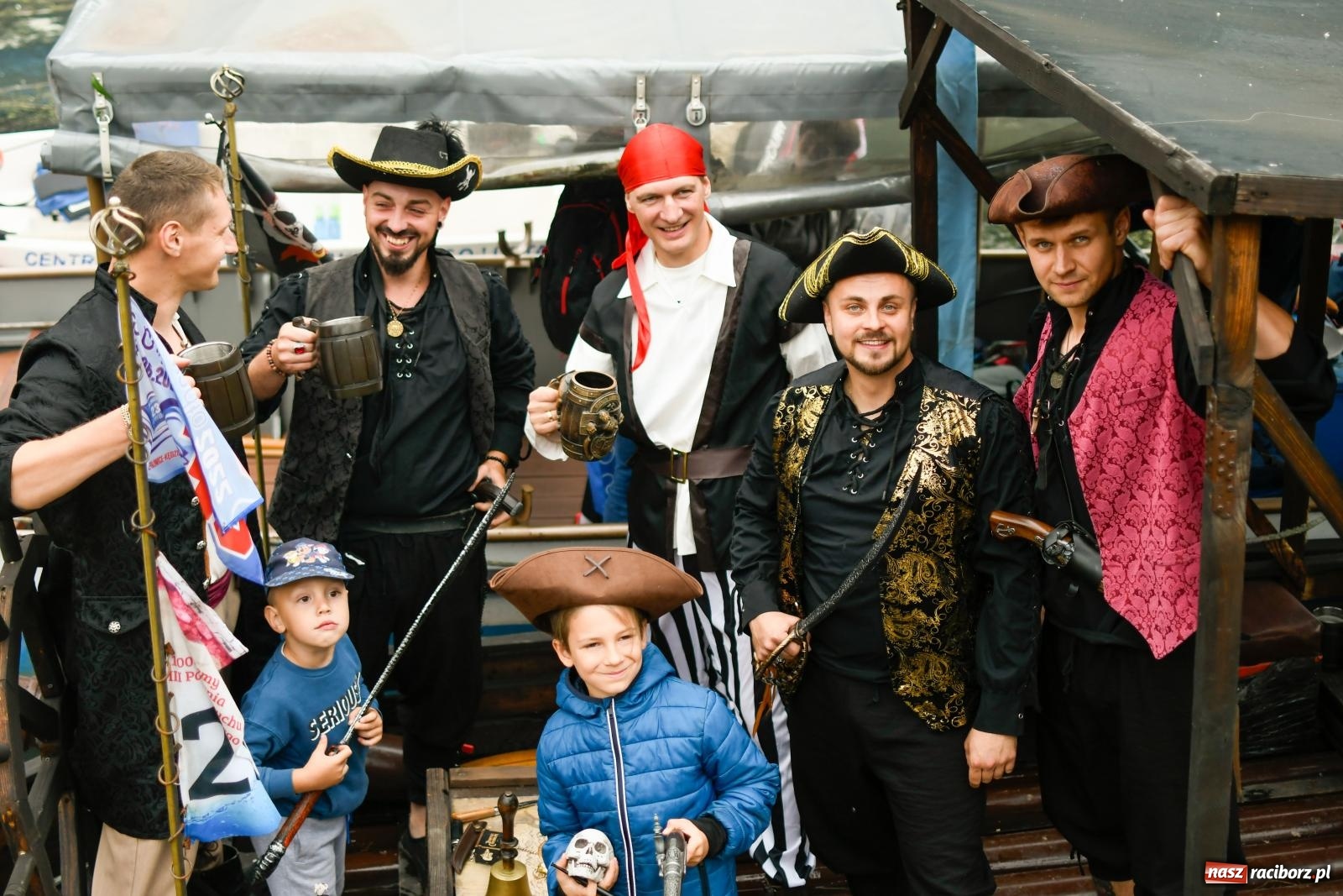 Zdjęcie w galerii na portalu naszraciborz.pl: Ponad trzydzieści pływadeł wypłynęło z Raciborza w stronę Kędzierzyna-Koźla [FOTO i WIDEO] wiadomości z regionu