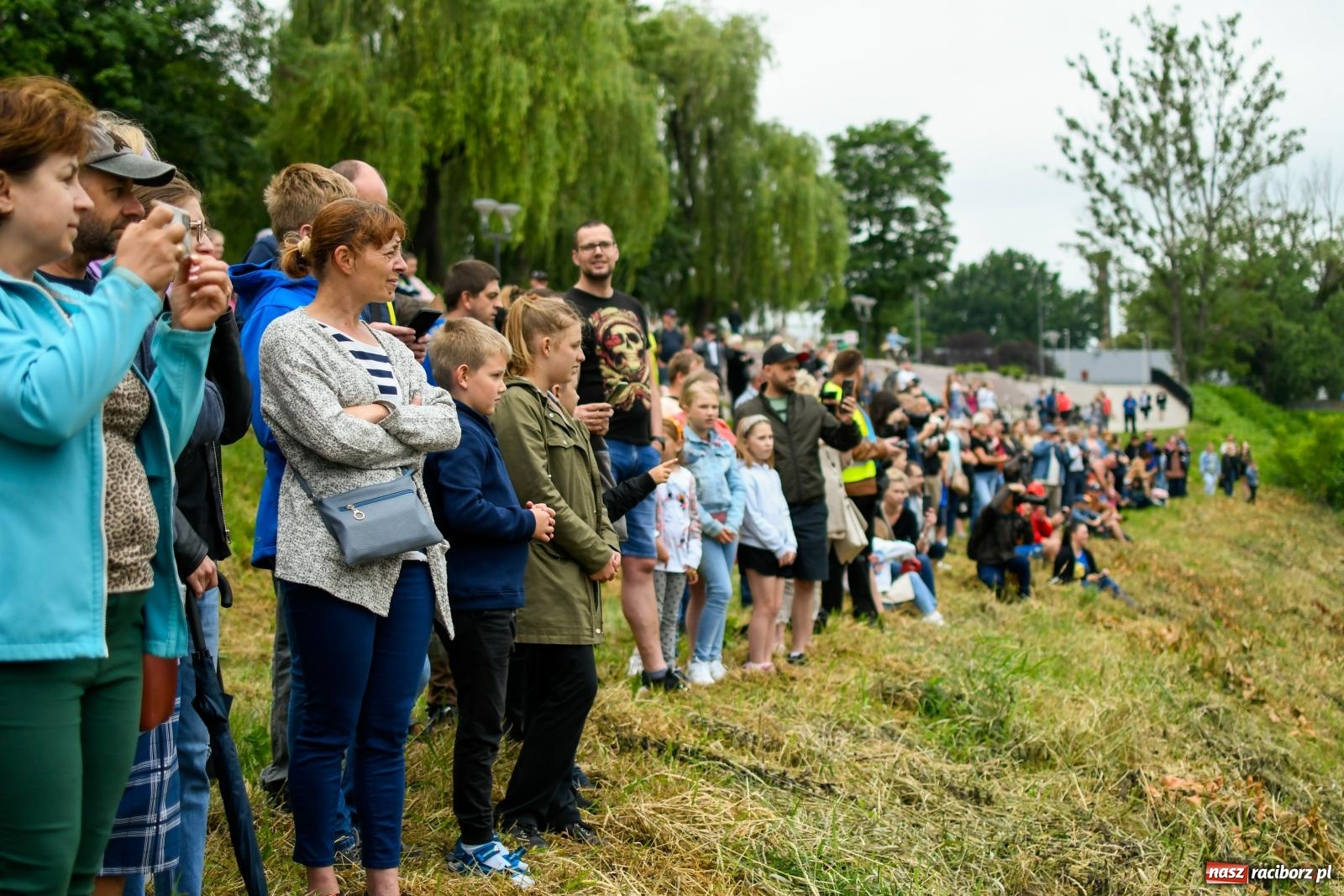Zdjęcie w galerii na portalu naszraciborz.pl: Ponad trzydzieści pływadeł wypłynęło z Raciborza w stronę Kędzierzyna-Koźla [FOTO i WIDEO] wiadomości z regionu