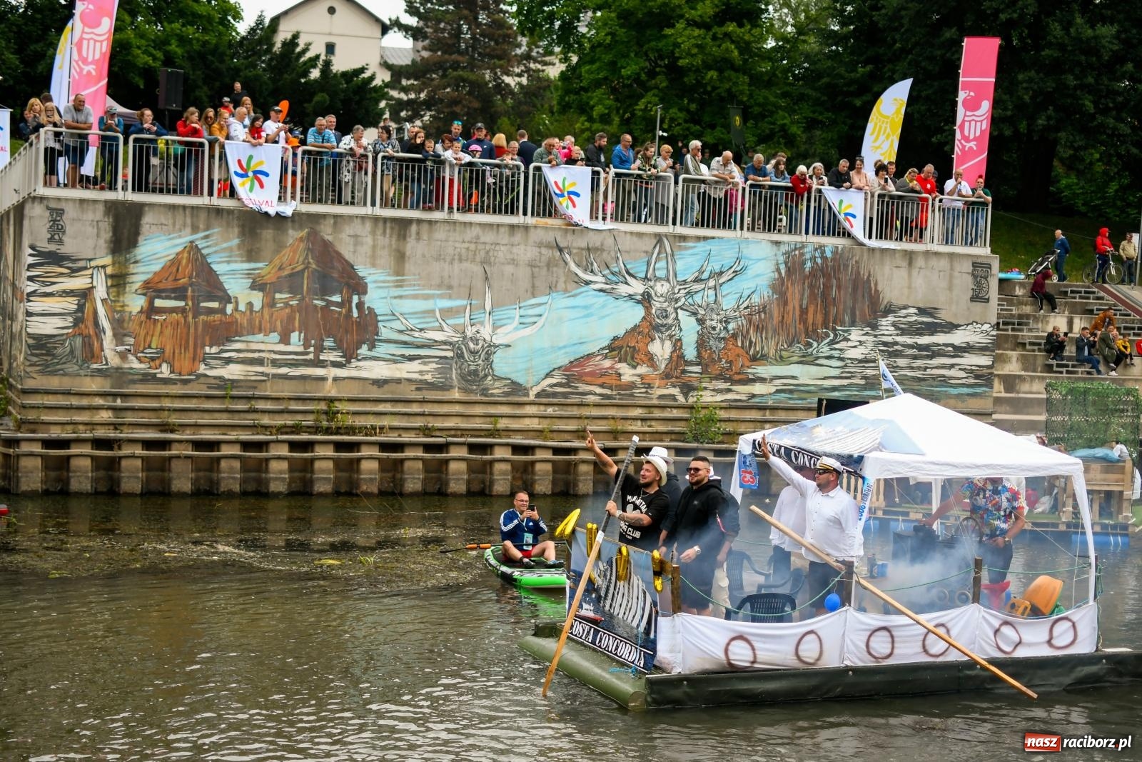 Zdjęcie w galerii na portalu naszraciborz.pl: Ponad trzydzieści pływadeł wypłynęło z Raciborza w stronę Kędzierzyna-Koźla [FOTO i WIDEO] wiadomości z regionu