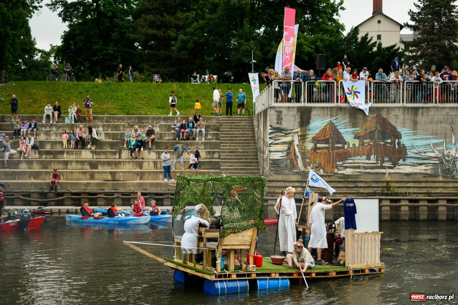 Zdjęcie w galerii na portalu naszraciborz.pl: Ponad trzydzieści pływadeł wypłynęło z Raciborza w stronę Kędzierzyna-Koźla [FOTO i WIDEO] wiadomości z regionu