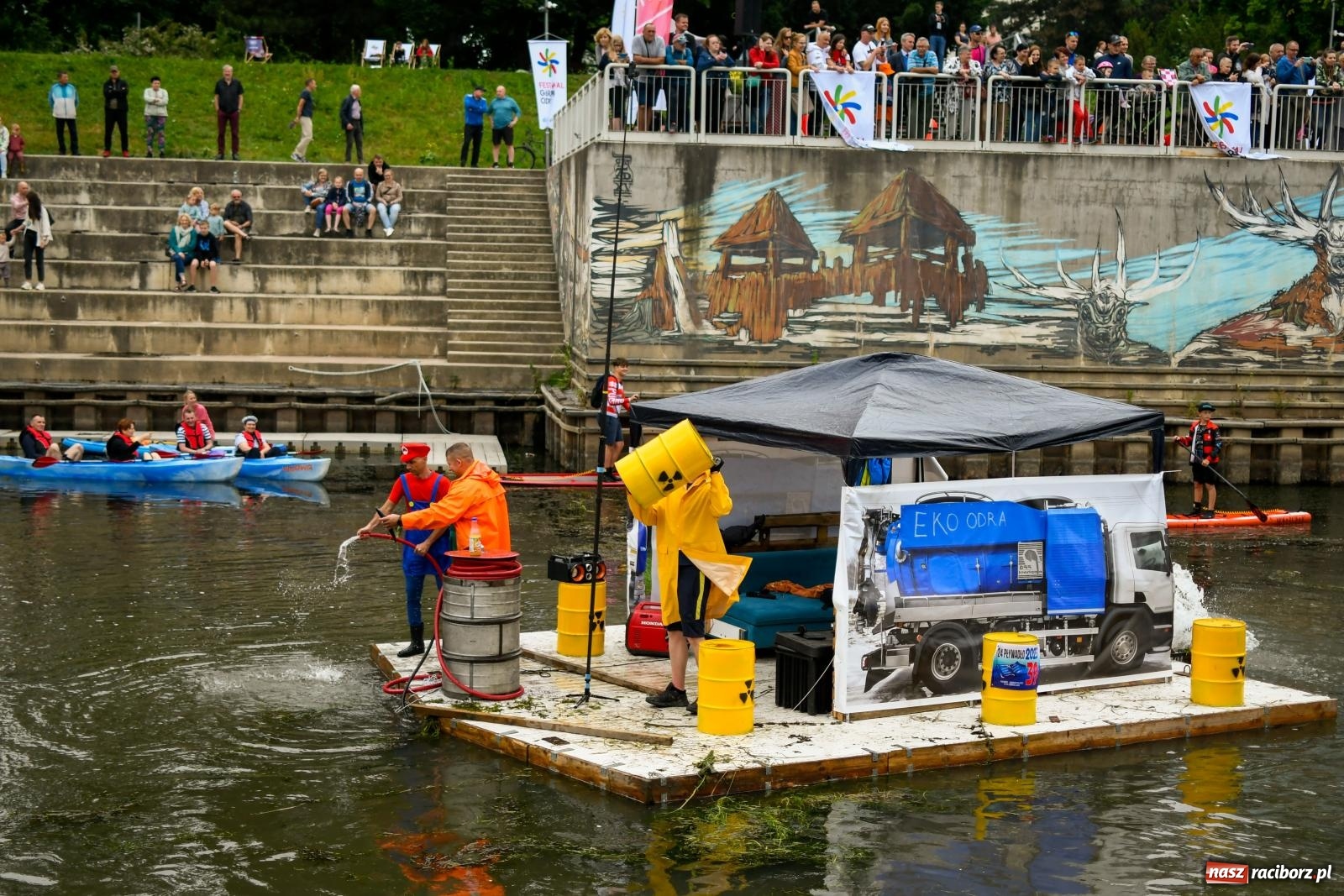 Zdjęcie w galerii na portalu naszraciborz.pl: Ponad trzydzieści pływadeł wypłynęło z Raciborza w stronę Kędzierzyna-Koźla [FOTO i WIDEO] wiadomości z regionu