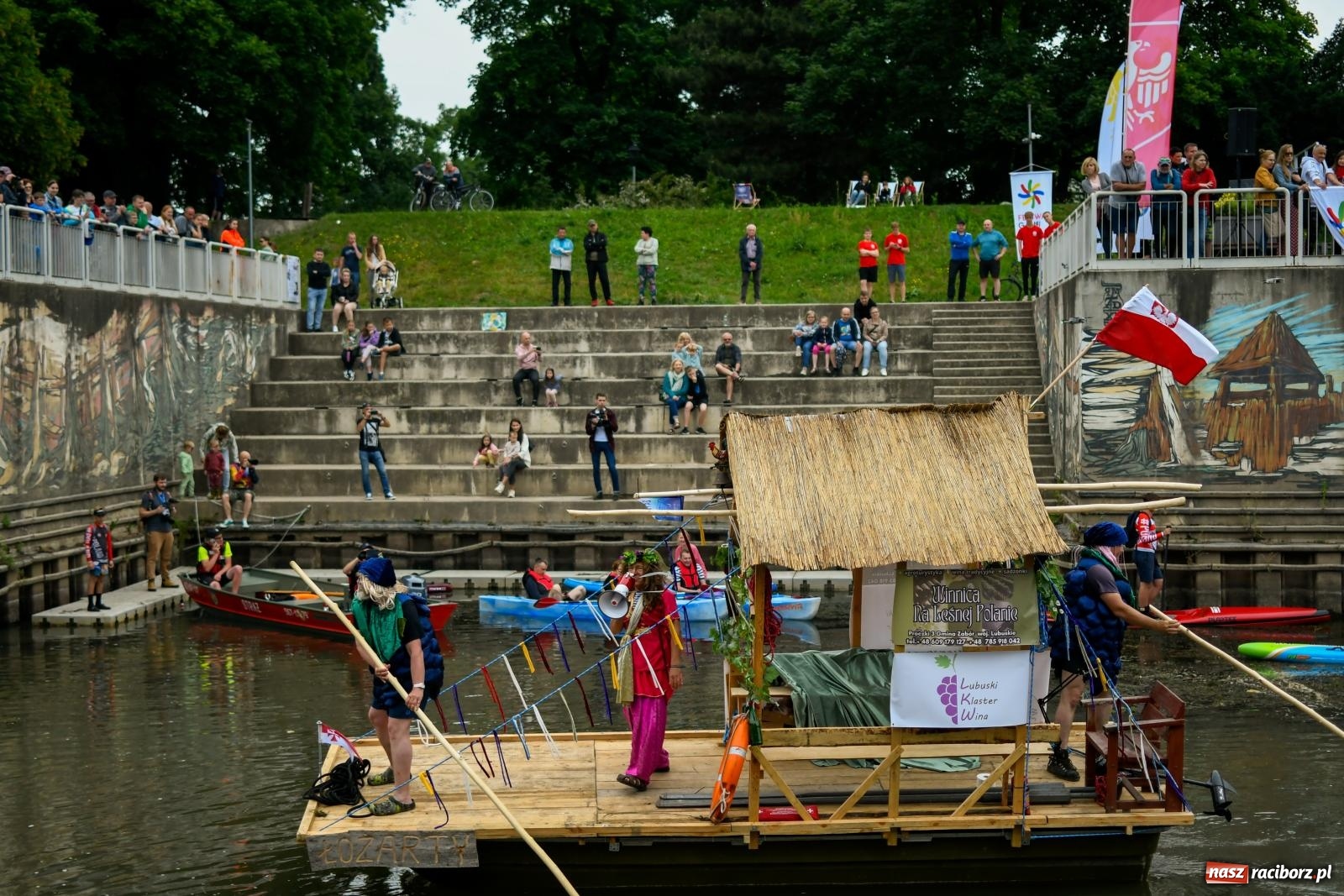 Zdjęcie w galerii na portalu naszraciborz.pl: Ponad trzydzieści pływadeł wypłynęło z Raciborza w stronę Kędzierzyna-Koźla [FOTO i WIDEO] wiadomości z regionu