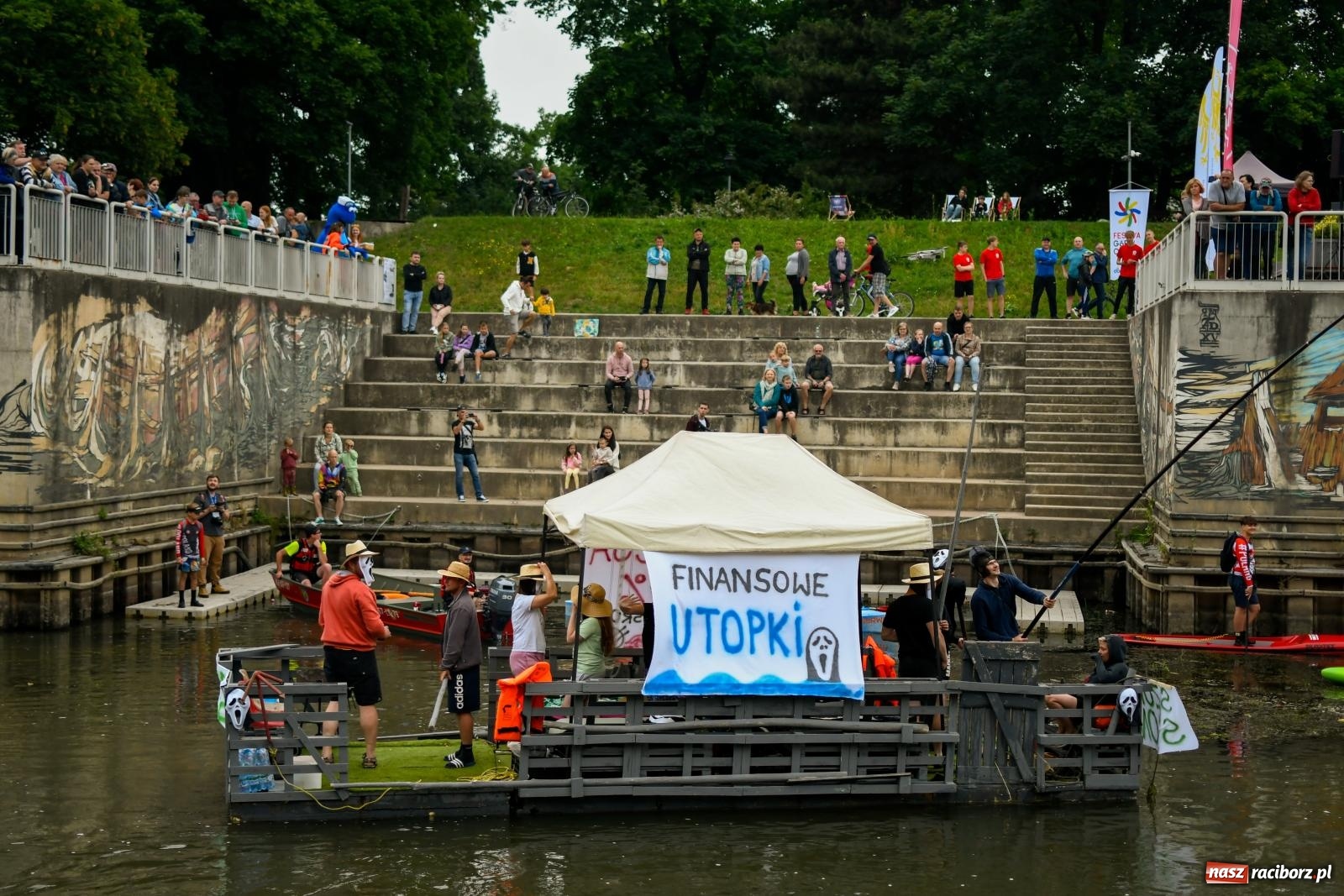 Zdjęcie w galerii na portalu naszraciborz.pl: Ponad trzydzieści pływadeł wypłynęło z Raciborza w stronę Kędzierzyna-Koźla [FOTO i WIDEO] wiadomości z regionu