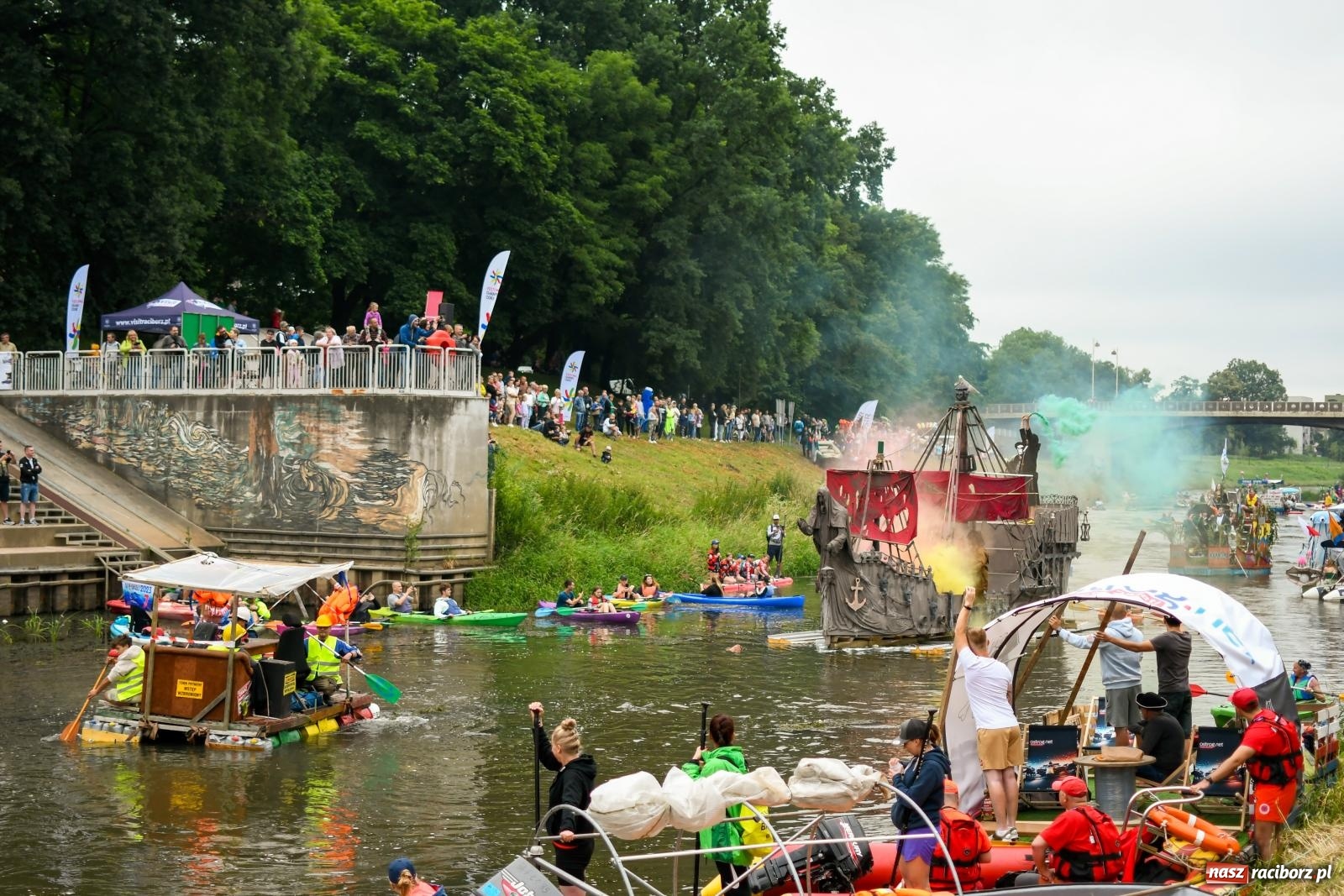 Zdjęcie w galerii na portalu naszraciborz.pl: Ponad trzydzieści pływadeł wypłynęło z Raciborza w stronę Kędzierzyna-Koźla [FOTO i WIDEO] wiadomości z regionu