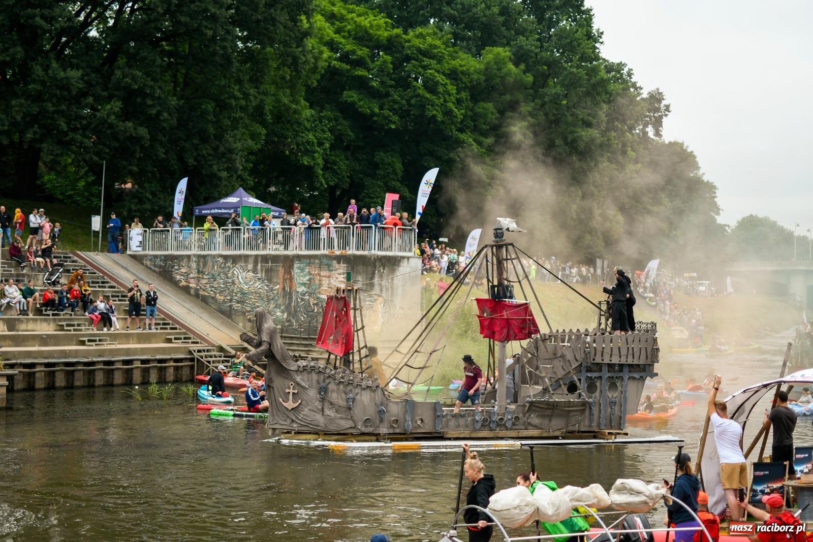 Zdjęcie w galerii na portalu naszraciborz.pl: Ponad trzydzieści pływadeł wypłynęło z Raciborza w stronę Kędzierzyna-Koźla [FOTO i WIDEO] wiadomości z regionu
