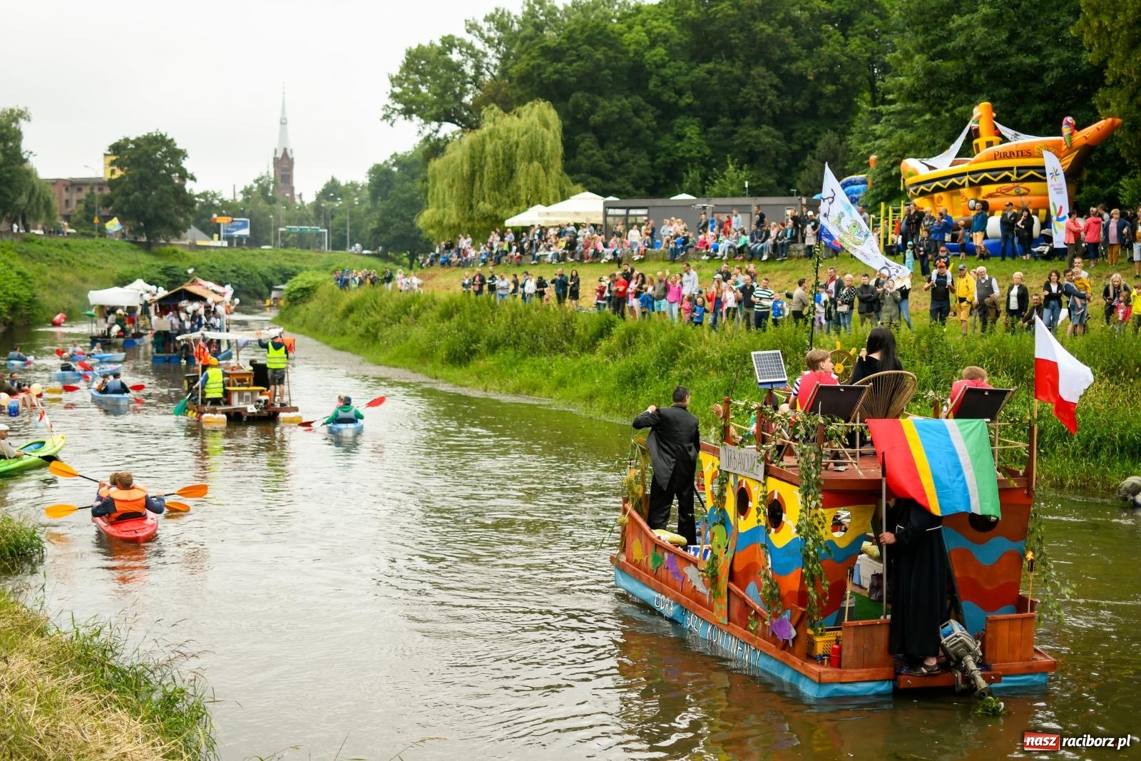 Zdjęcie w galerii na portalu naszraciborz.pl: Ponad trzydzieści pływadeł wypłynęło z Raciborza w stronę Kędzierzyna-Koźla [FOTO i WIDEO] wiadomości z regionu
