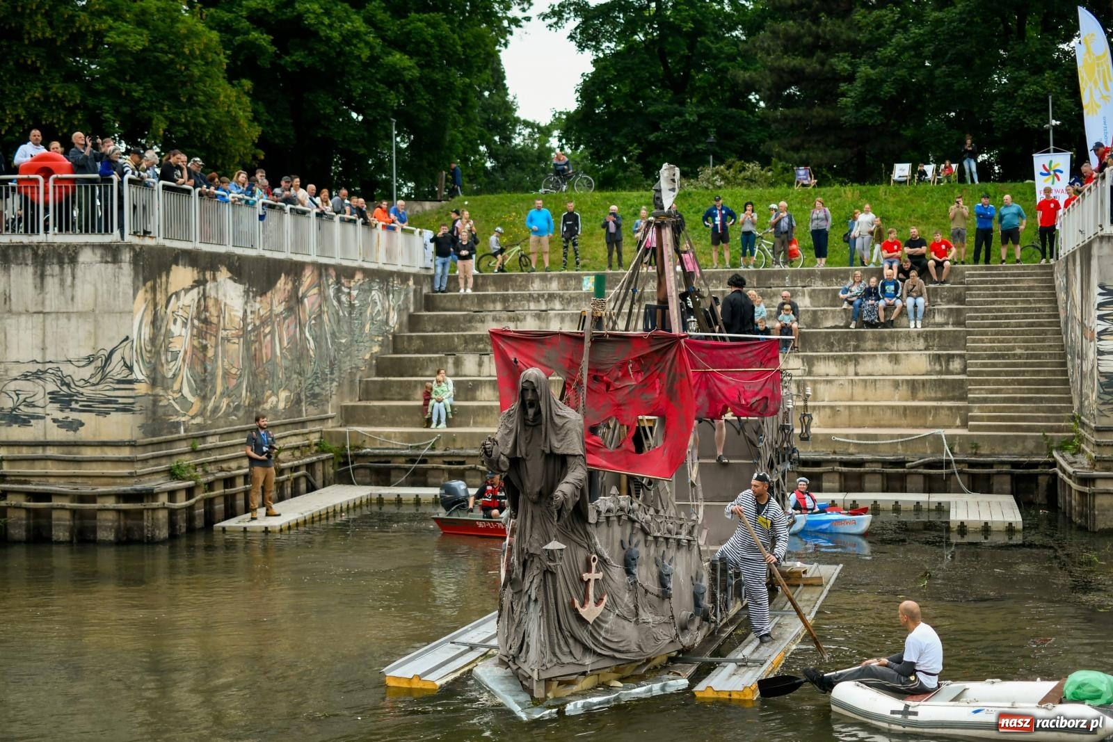 Zdjęcie w galerii na portalu naszraciborz.pl: Ponad trzydzieści pływadeł wypłynęło z Raciborza w stronę Kędzierzyna-Koźla [FOTO i WIDEO] wiadomości z regionu