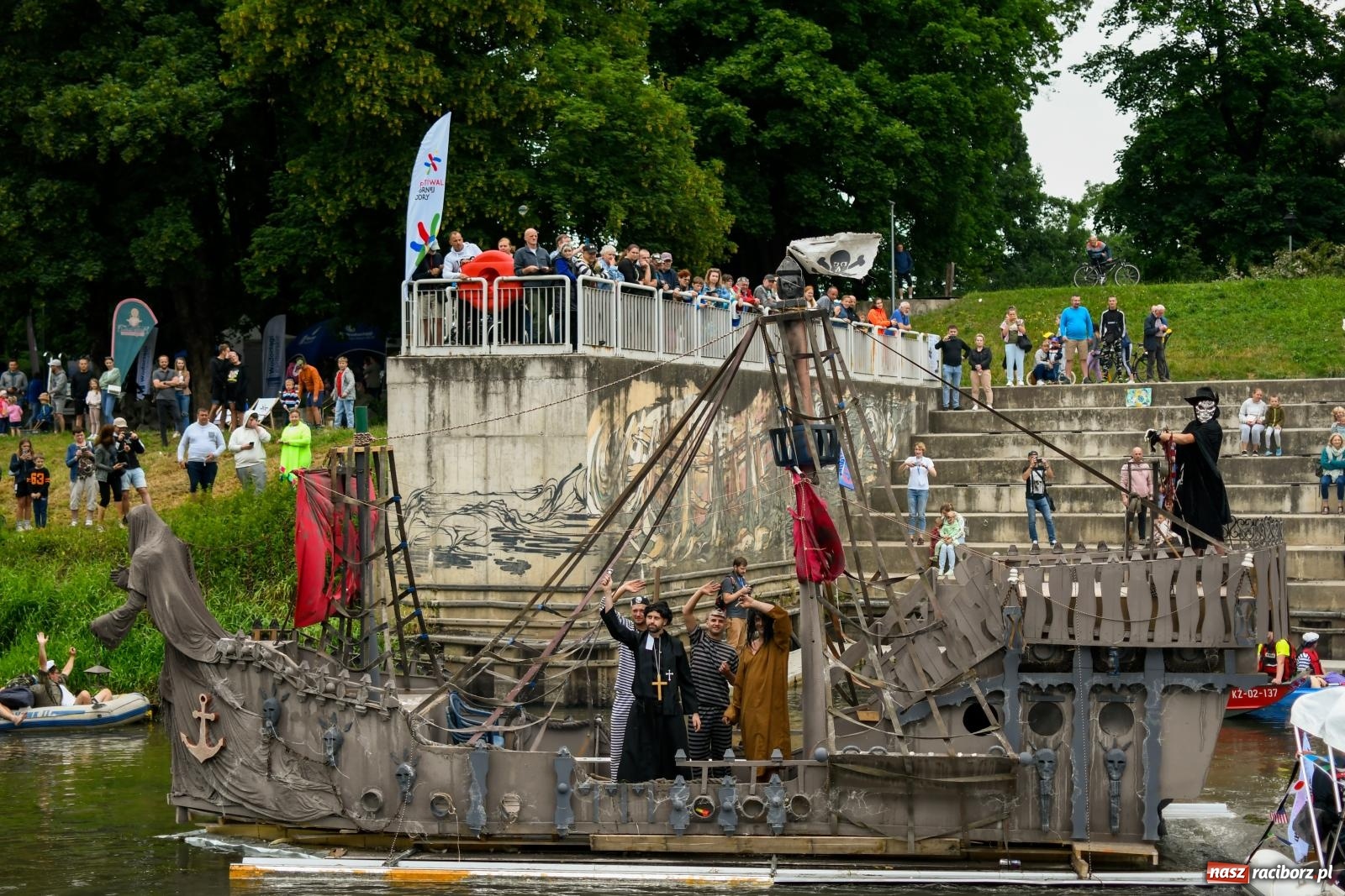 Zdjęcie w galerii na portalu naszraciborz.pl: Ponad trzydzieści pływadeł wypłynęło z Raciborza w stronę Kędzierzyna-Koźla [FOTO i WIDEO] wiadomości z regionu