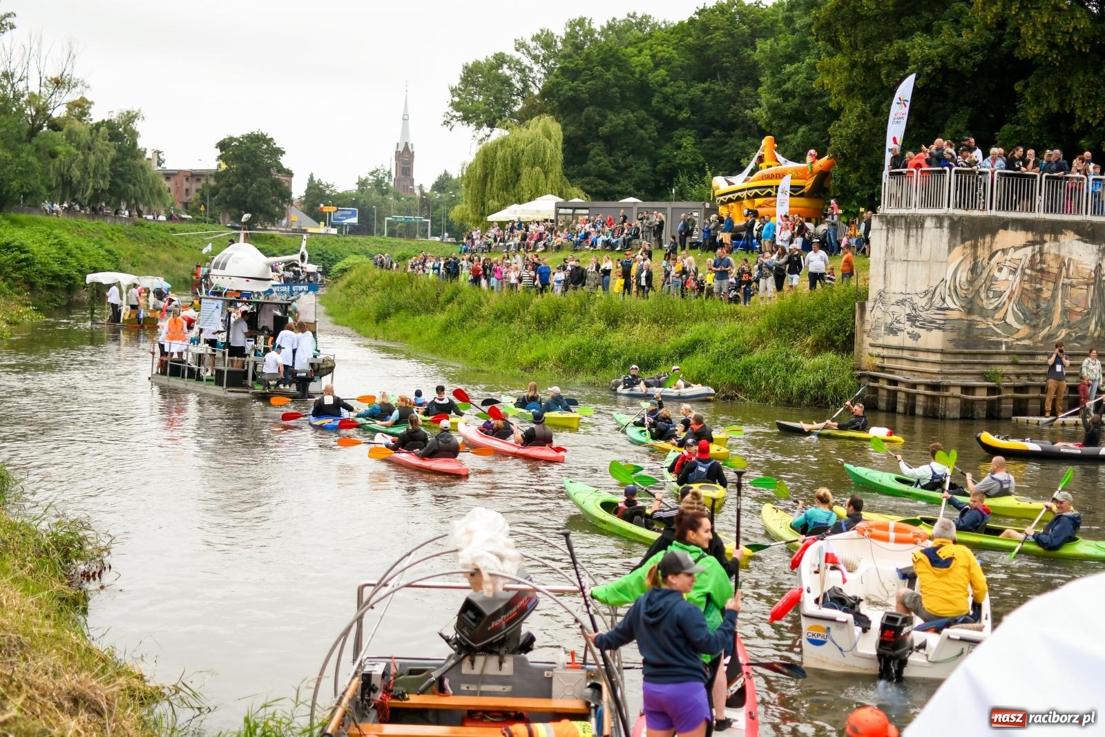 Zdjęcie w galerii na portalu naszraciborz.pl: Ponad trzydzieści pływadeł wypłynęło z Raciborza w stronę Kędzierzyna-Koźla [FOTO i WIDEO] wiadomości z regionu