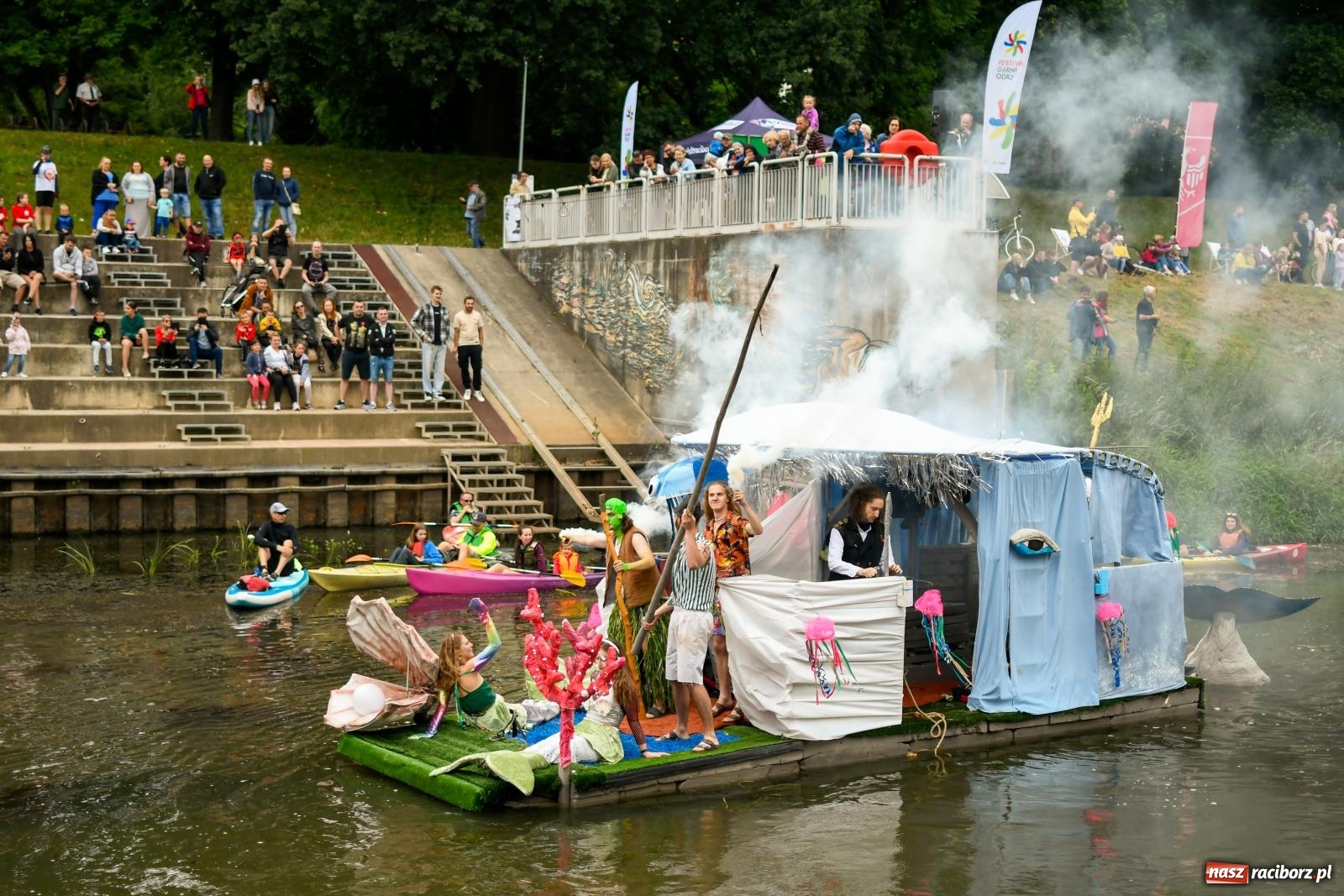 Zdjęcie w galerii na portalu naszraciborz.pl: Ponad trzydzieści pływadeł wypłynęło z Raciborza w stronę Kędzierzyna-Koźla [FOTO i WIDEO] wiadomości z regionu