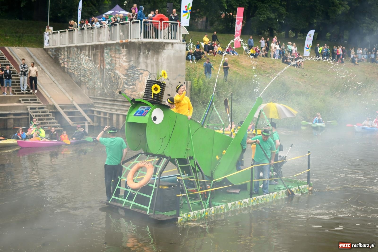 Zdjęcie w galerii na portalu naszraciborz.pl: Ponad trzydzieści pływadeł wypłynęło z Raciborza w stronę Kędzierzyna-Koźla [FOTO i WIDEO] wiadomości z regionu