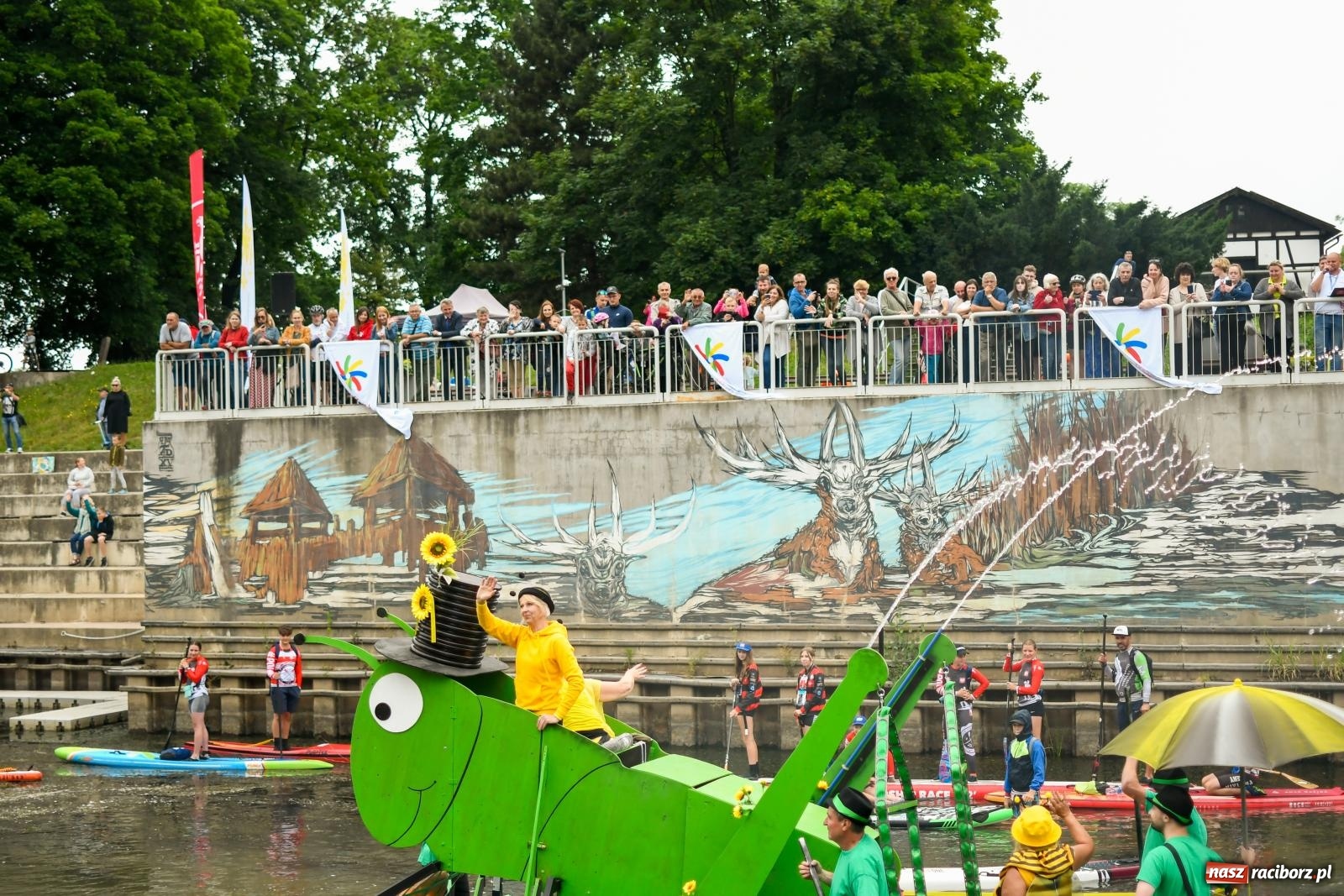 Zdjęcie w galerii na portalu naszraciborz.pl: Ponad trzydzieści pływadeł wypłynęło z Raciborza w stronę Kędzierzyna-Koźla [FOTO i WIDEO] wiadomości z regionu