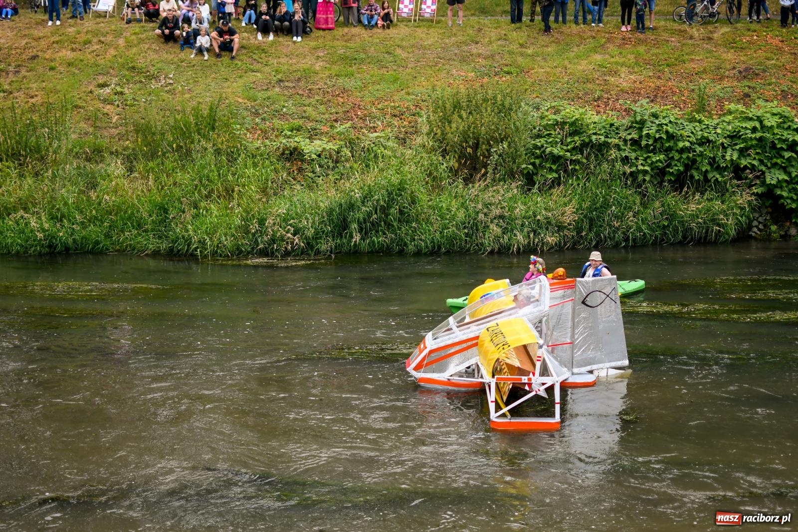 Zdjęcie w galerii na portalu naszraciborz.pl: Ponad trzydzieści pływadeł wypłynęło z Raciborza w stronę Kędzierzyna-Koźla [FOTO i WIDEO] wiadomości z regionu